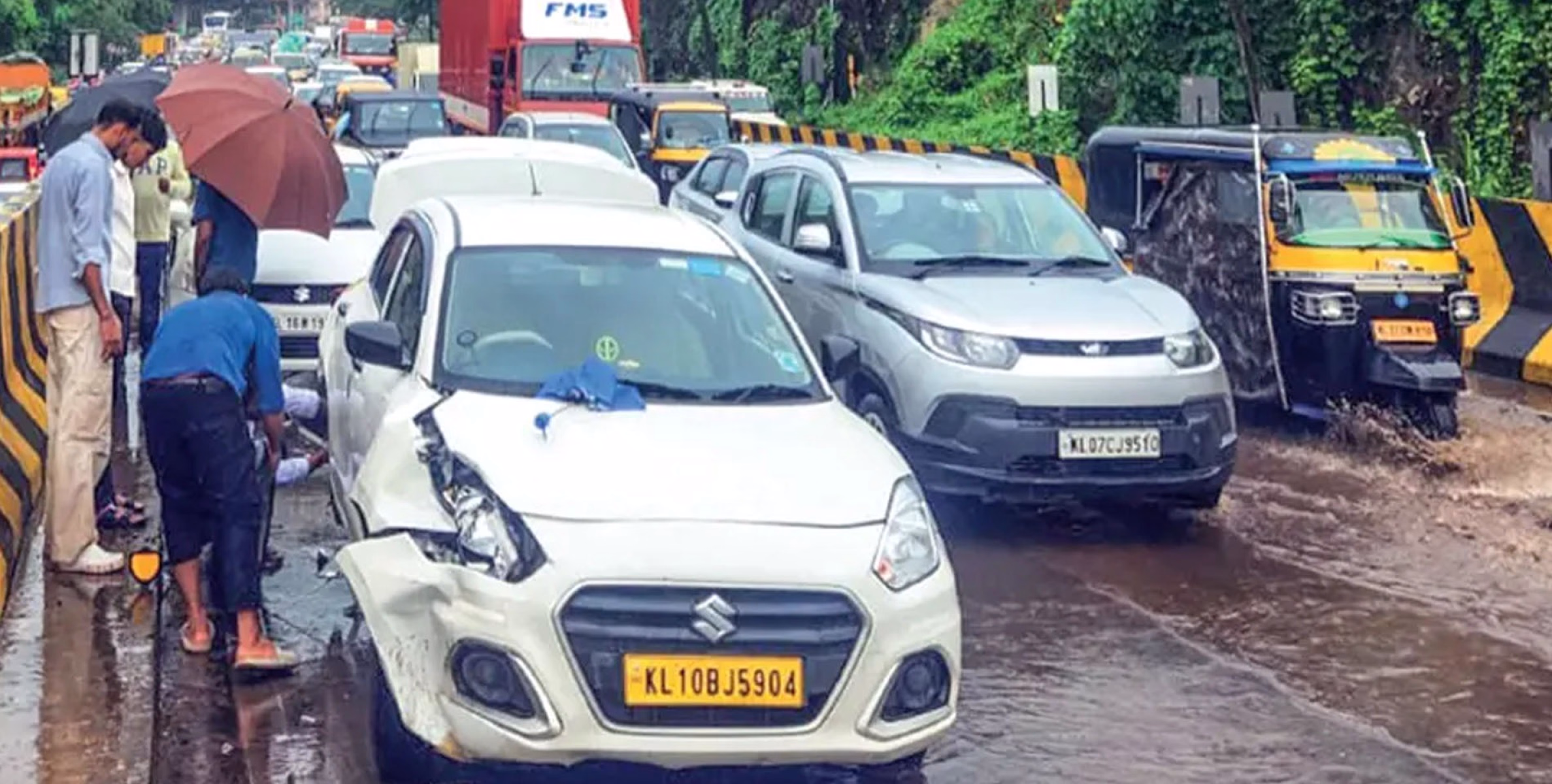 ദേശീയപാതയിൽ വെള്ളക്കെട്ട്: അഞ്ച്‌ കാറുകൾ കൂട്ടിയിടിച്ചു 