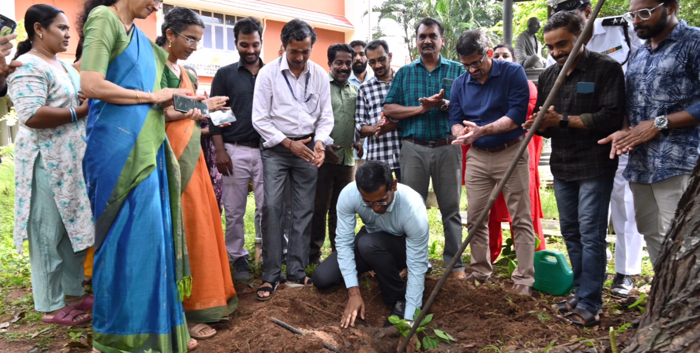 പരിസ്ഥിതി ദിനാഘോഷത്തിന്റെ ഭാഗമായി കലക്ടറേറ്റ് പരിസരത്ത് പാഷൻ ഫ്രൂട്ട്‌ തൈനട്ടു