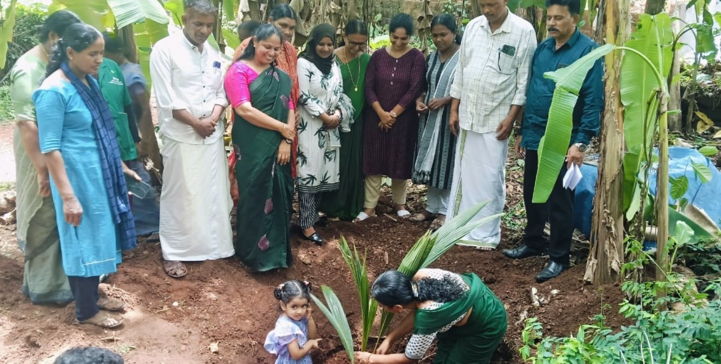 ഇത് കുട്ടി പ്രസിഡന്റ് :മുത്തശിയും പട്ടുവം ഗ്രാമ പഞ്ചായത്ത് പ്രസിഡണ്ടുമായ പി ശ്രീമതിയോടൊപ്പം ചെറുമകൾ പരിസ്ഥിതി ദിനം ആചരിച്ചു 