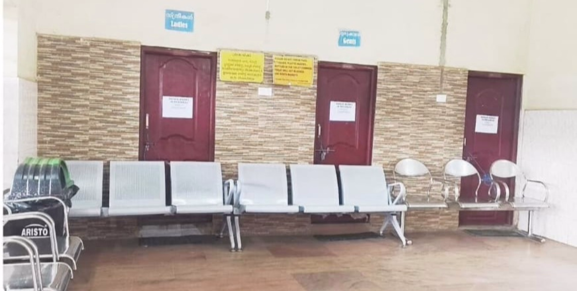 സെപ്റ്റിക്ക് ടാങ്ക് നിറഞ്ഞൊഴുകി മലിനജലം പുറത്തേക്ക് ; തലശേരിറയിൽവേ സ്റ്റേഷനിൽ 3 ശുചിമുറികൾ പൂട്ടി