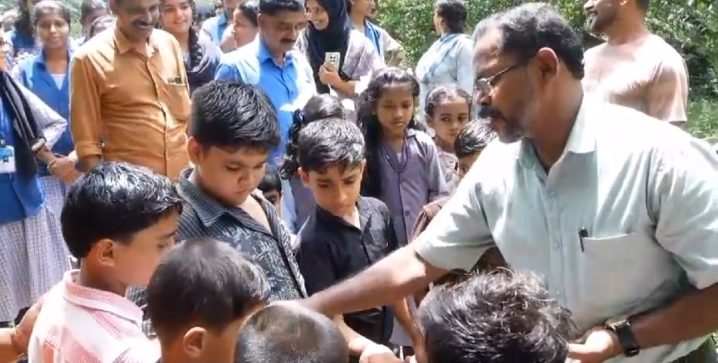 പരിസ്ഥിതി ദിനാഘോഷം ; അയ്യപ്പൻ കാവ് പച്ചത്തുരുത്തിലെ തുറസായ ഭാഗത്ത് 'വിത്തെറിയൽ ഉത്സവം' നടത്തി 