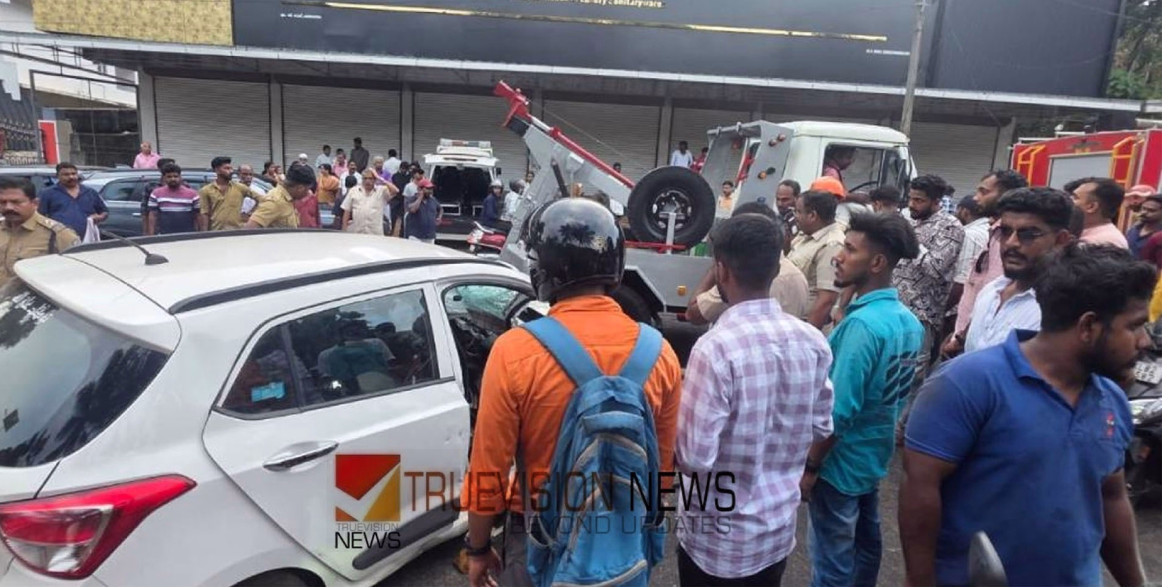  ആംബുലന്‍സും കാറും കൂട്ടിയിടിച്ച് അപകടം ; കാറില്‍ കുടുങ്ങിയ യാത്രക്കാരെ ആശുപത്രിയിലേക്ക് മാറ്റി