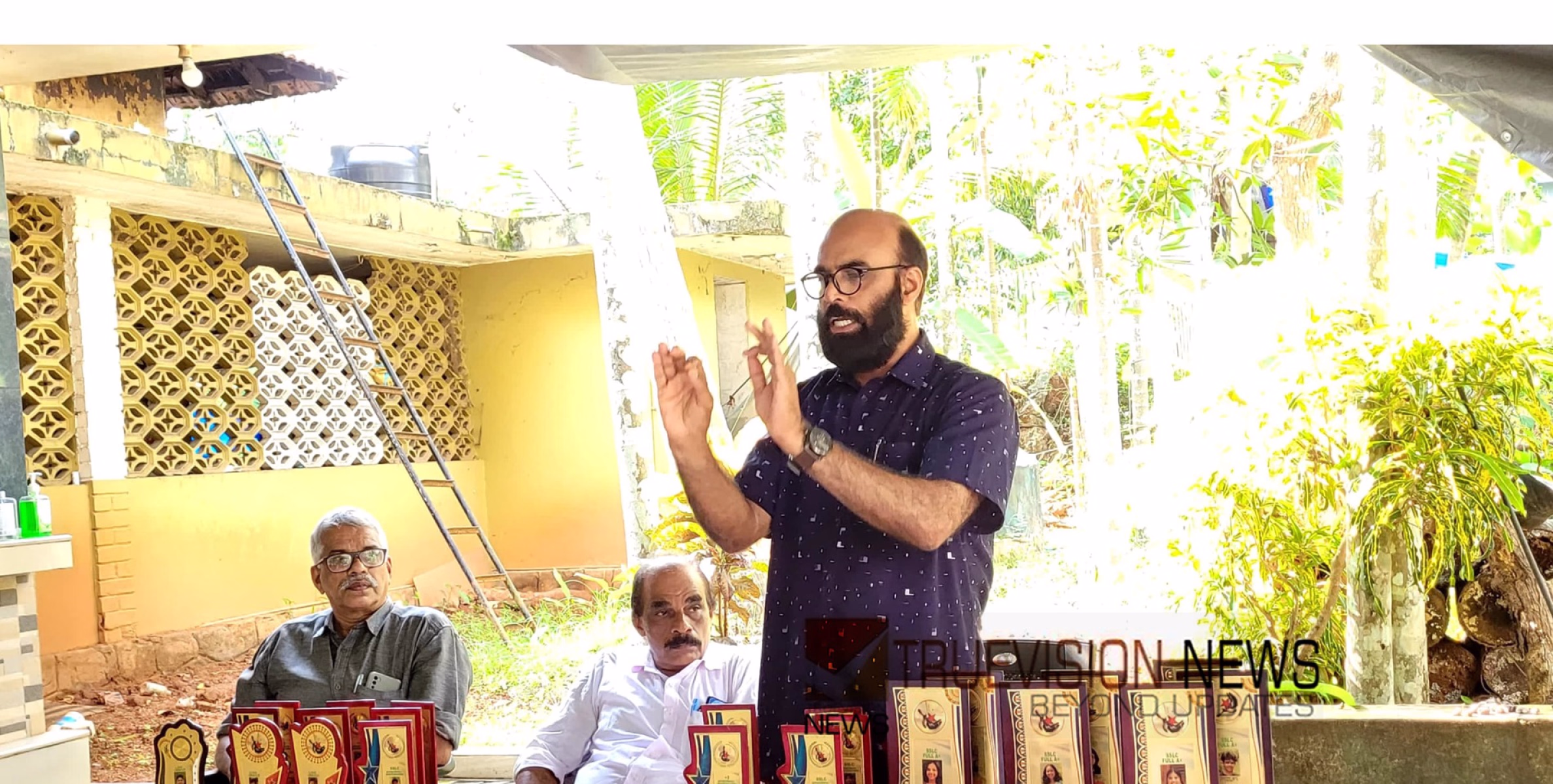 നാടിന് അഭിമാനം; മികച്ച വിജയികളെ അനുമോദിച്ച് ഡി വൈ എഫ് ഐ 