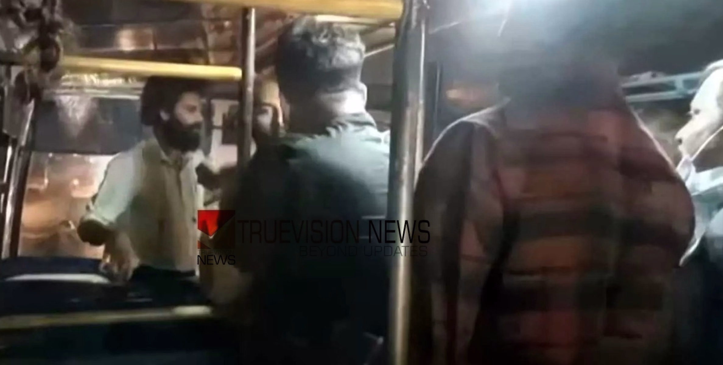 ന്താടാ സൈഡ് തന്നാൽ ...! സുൽത്താൻബത്തേരിയിൽ കെഎസ്‍ആര്‍ടിസി കണ്ടക്ടറെയും ഡ്രൈവറെയും മർദ്ദിച്ച് കാർ യാത്രികർ 