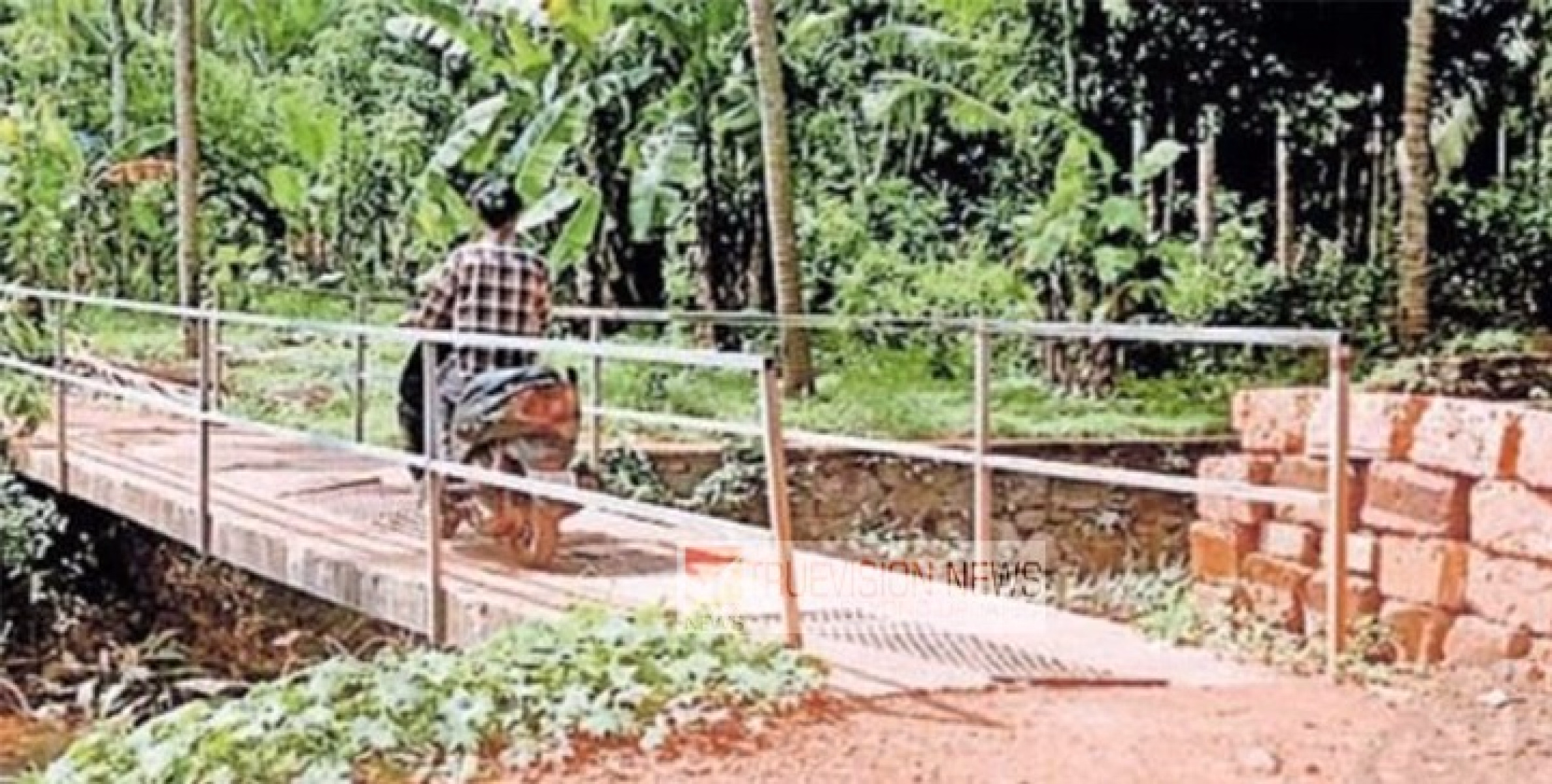 പാനൂരിനടുത്ത പുത്തൂരിലെ ചെമ്മരോട്ട് പാലം തകർന്ന് വീണിട്ട്  ഒരു വർഷം ; ഉടൻ പുനർനിർമ്മിക്കണമെന്ന് കോൺഗ്രസ്