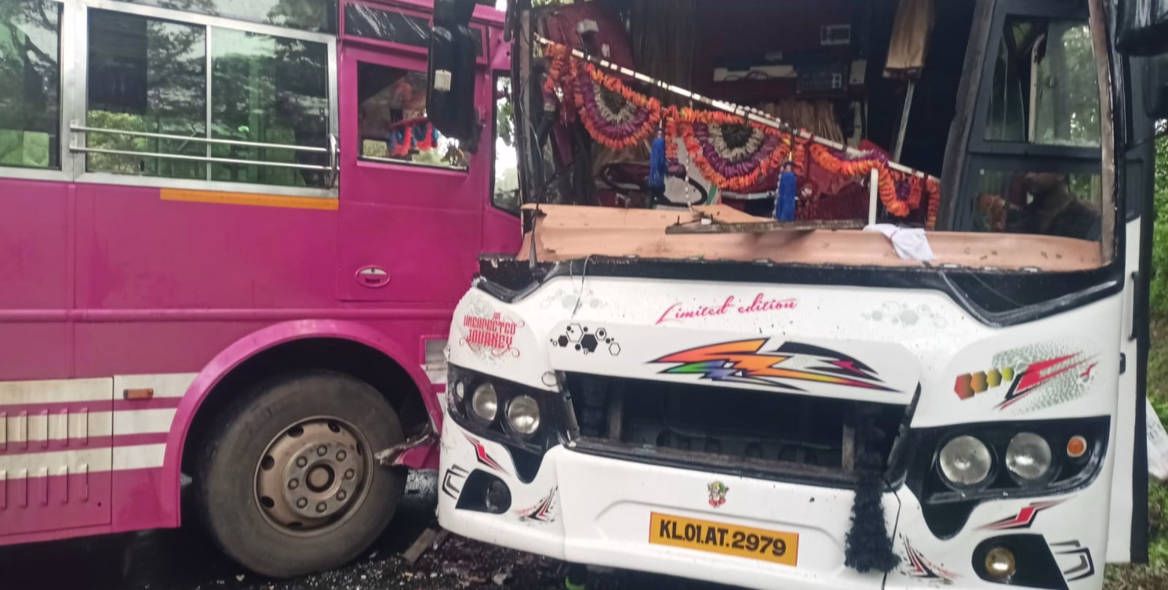 വയനാട്ടിൽ ബസുകൾ കൂട്ടിയിടിച്ച് 85 പേർക്ക് പരിക്ക്: 61 പേർ ആശുപത്രിയിൽ.