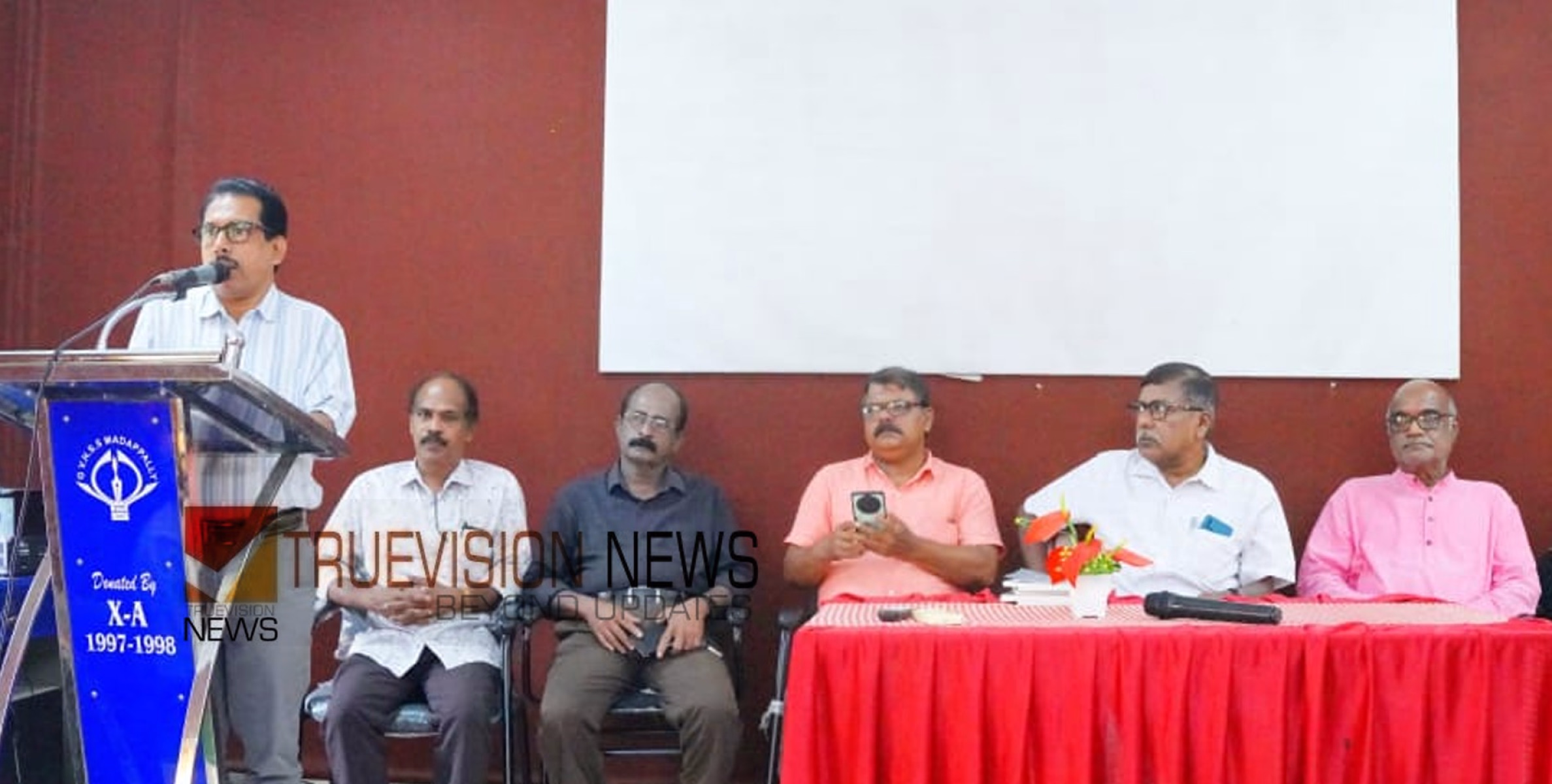 പി ഭാസ്കരന്റെ ജന്മശതാബ്ദി; കലാലയങ്ങളിലേക്ക്  'കണ്ണീരും സ്വപ്നങ്ങളും' കൈമാറി