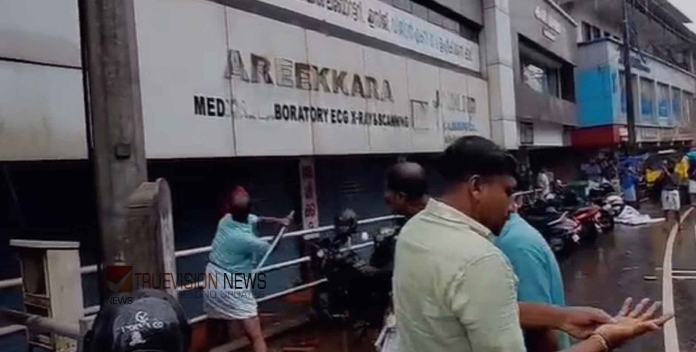 കുറ്റ്യാടിയിലെ സ്വകാര്യ കെട്ടിടത്തിലെ ശുചി മുറിയിൽ ഒളിക്യാമറ വെച്ച് ദൃശ്യം പകര്‍ത്തിയ സംഭവം; ലാബിന്റെ ബോര്‍ഡ് അടിച്ച് തകര്‍ത്ത് ബിജെപി പ്രവര്‍ത്തകര്‍