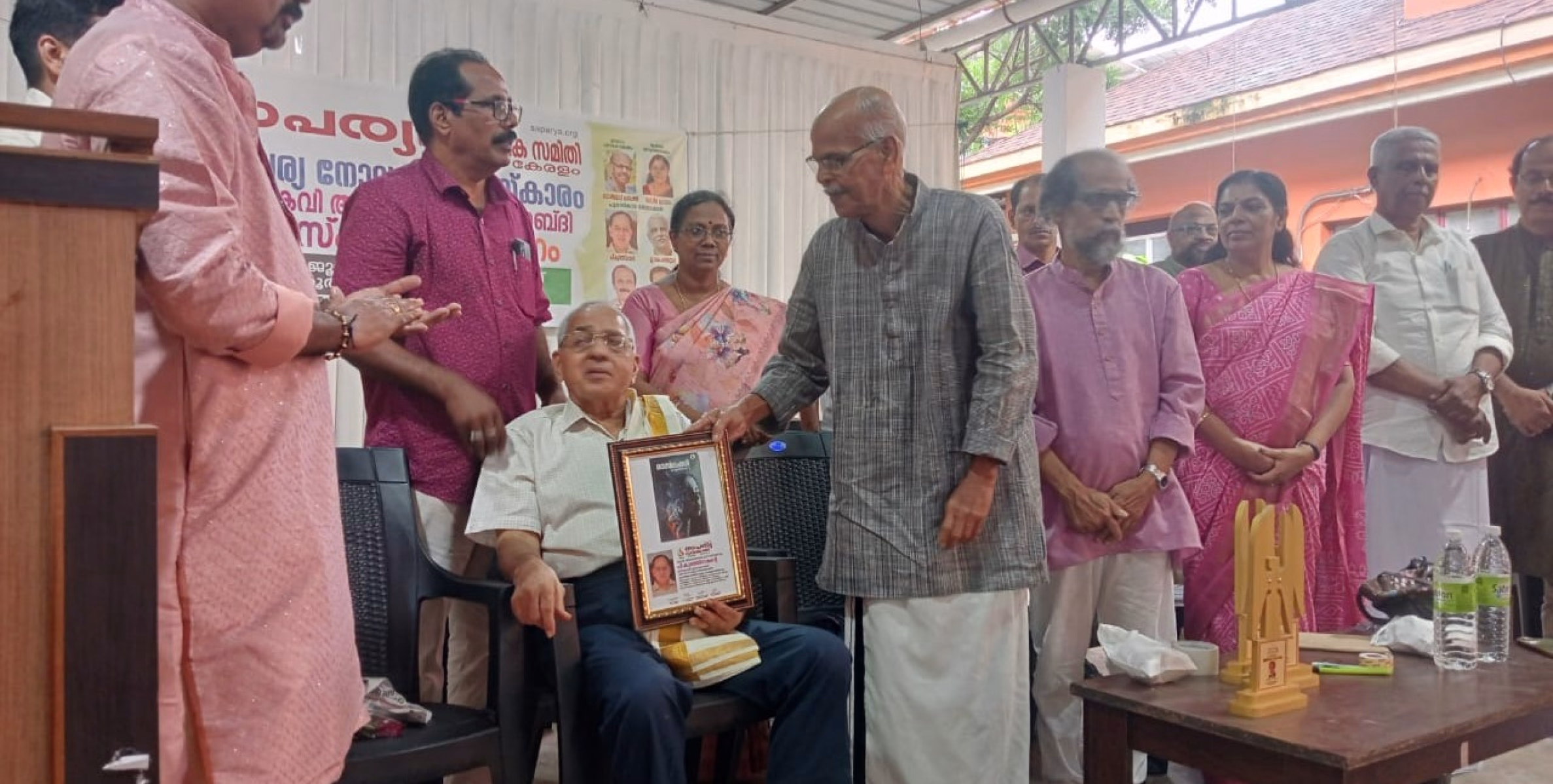 ലഹരിയെ തൂത്തെറിയാനുളള നിശ്ചയദാർഢ്യം പുതിയ തലമുറ ആർജിക്കേണ്ടതാണെന്ന് പ്രശസ്ത എഴുത്തുകാരൻ ഡോ ആർ സി കരിപ്പത്ത്.