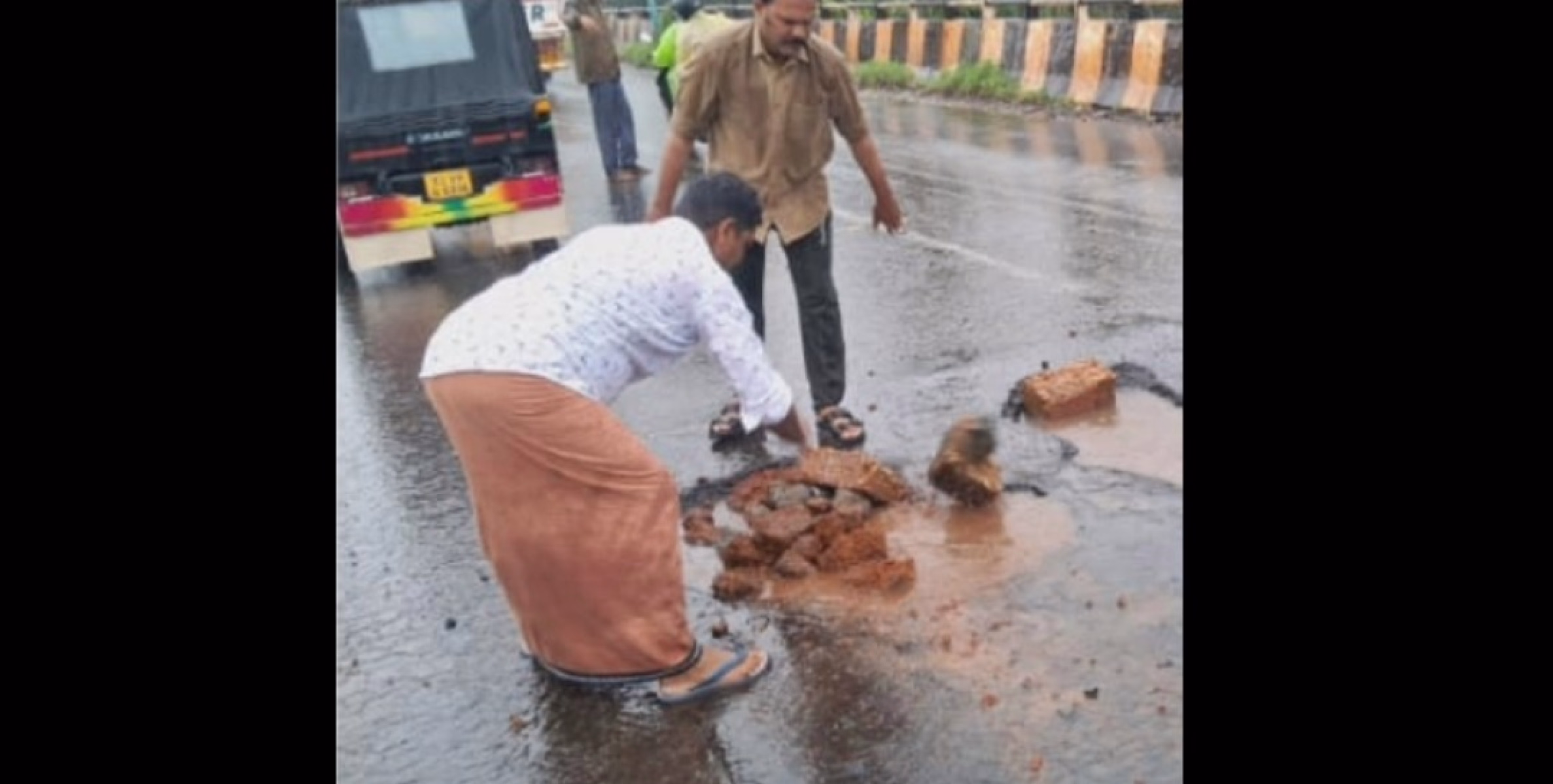പൊതുമരാമത്തിന്റെ അനാസ്ഥ : ഒടുവിൽ കുഴിയടക്കാൻ രംഗത്തിറങ്ങി നാട്ടുകാർ 