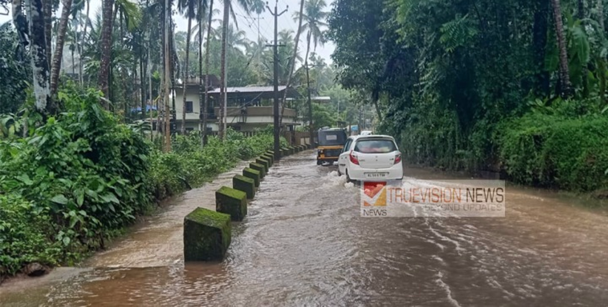 വെള്ളക്കെട്ടൊഴിയാതെ മനേക്കര ; ഇരുചക്ര വാഹനങ്ങളും, ഓട്ടോറിക്ഷകളും യാത്ര ഒഴിവാക്കി