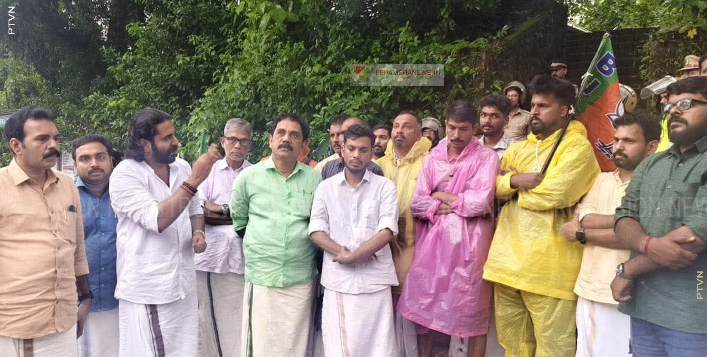 ഒളിക്യാമറ സംഭവം : ബിജെപി പ്രവര്‍ത്തകര്‍ പൊലീസ് സ്റ്റേഷന്‍ മാര്‍ച്ച് നടത്തി