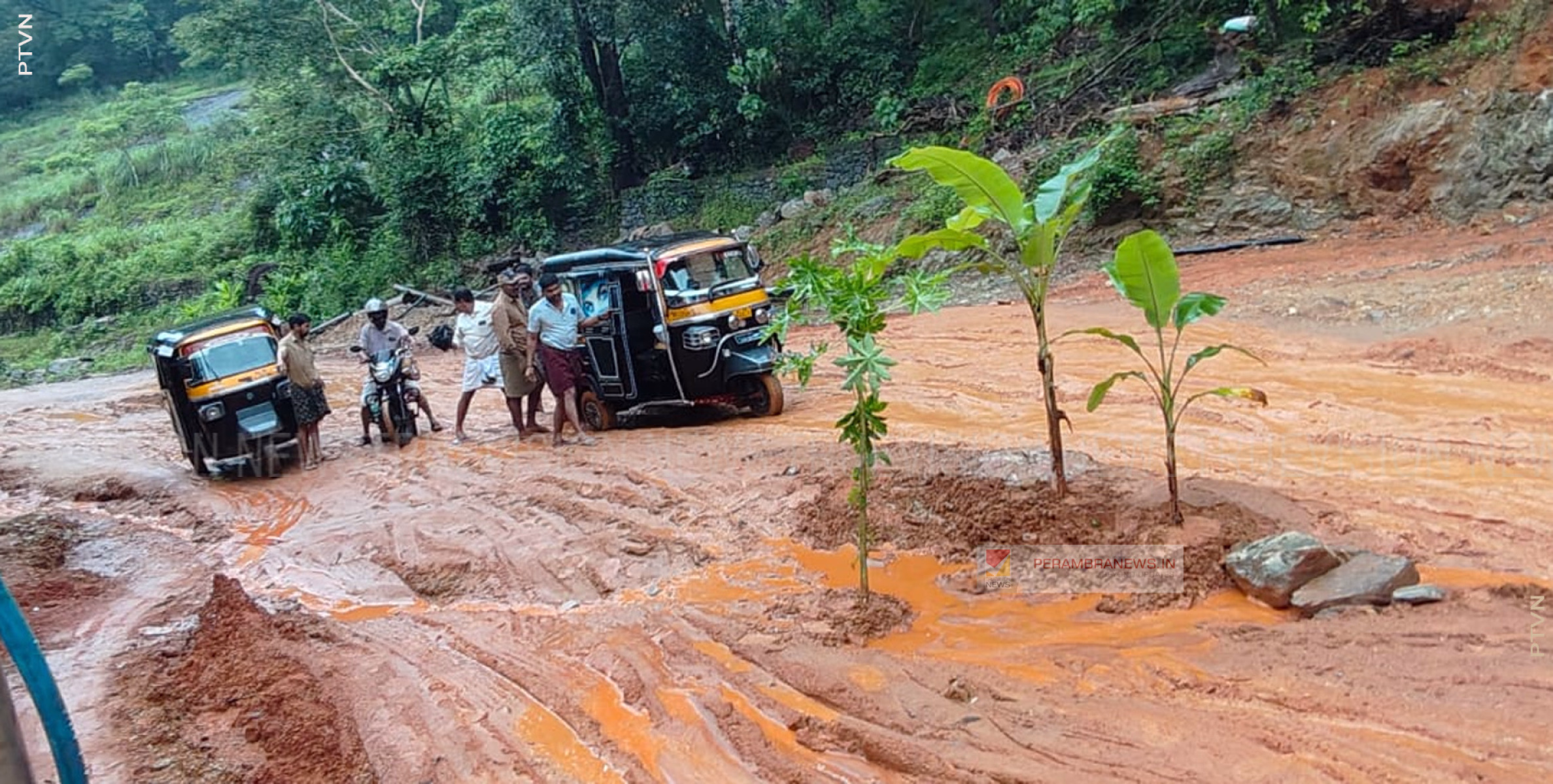 റോഡിലെ ചെളിക്കെട്ടില്‍ വാഴ നട്ട് പ്രതിഷേധിച്ച് നാട്ടുകാര്‍ 