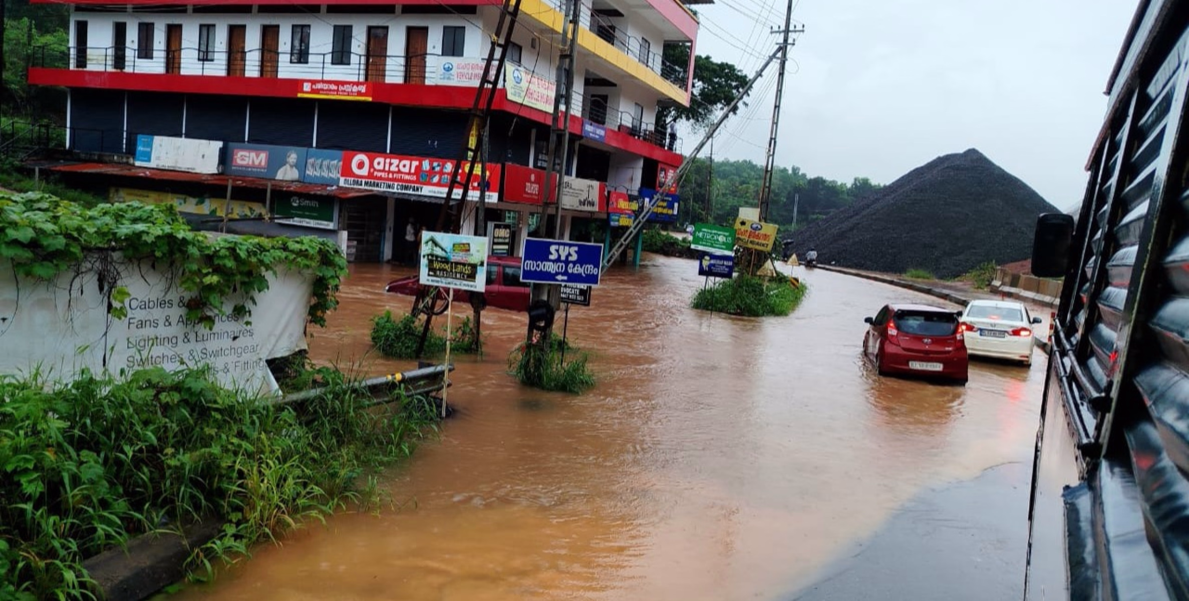 അധികൃതരുടെ അനാസ്ഥ : ദേശീയ പാതയിൽ യാത്ര ദുസ്സഹം,പരിയാരം പ്രെസ്സ് ക്ലബ്‌ റോഡിലും വെള്ളക്കെട്ട്