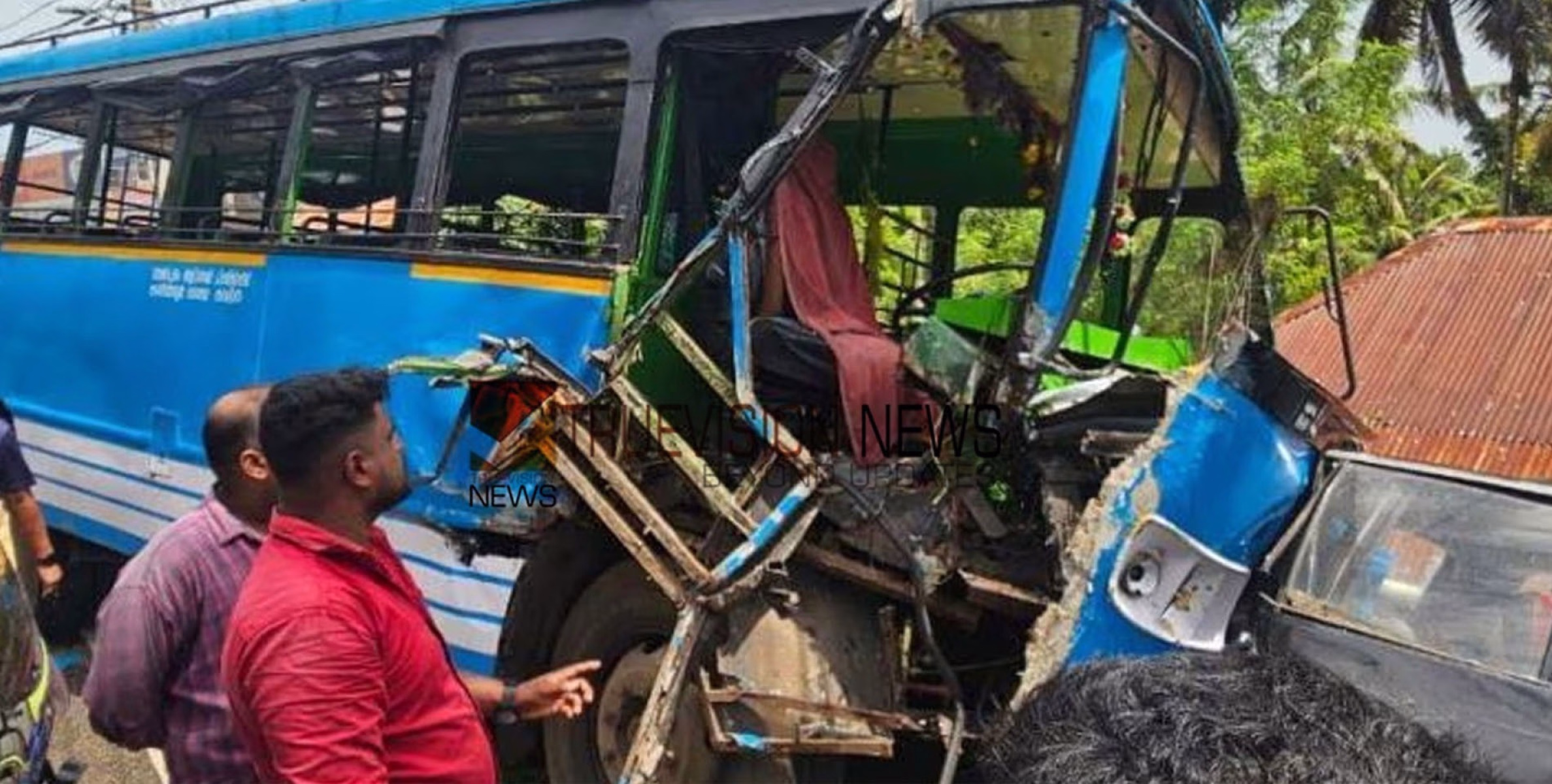 രണ്ട് സ്വകാര്യ ബസുകള്‍ കൂട്ടിയിടിച്ച് മൂന്നുപേര്‍ക്ക് പരിക്ക്