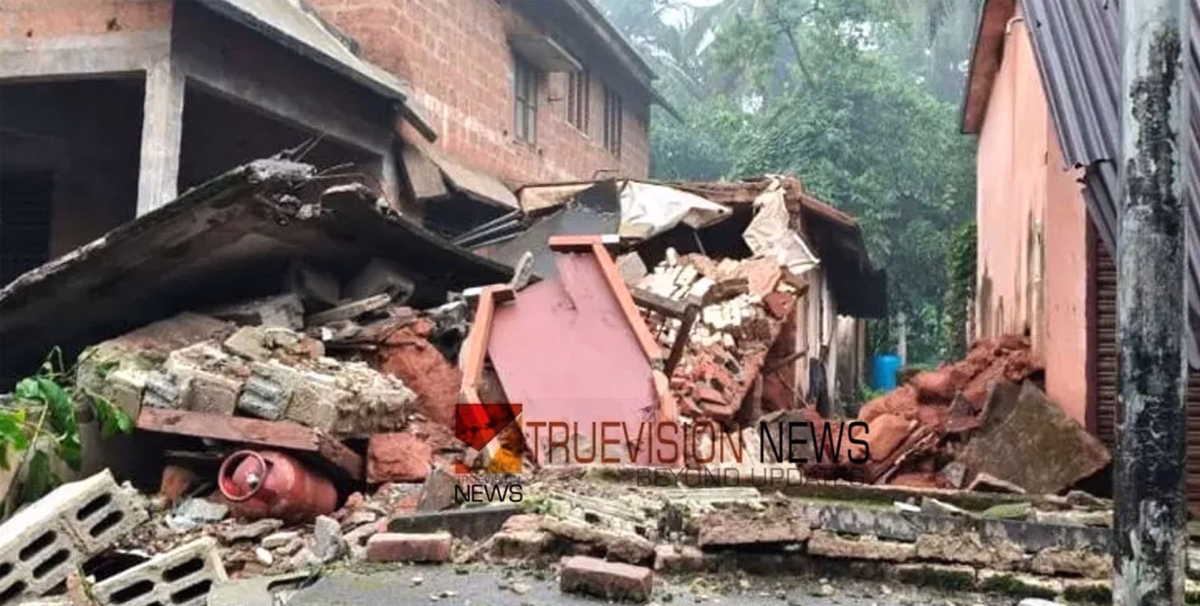 ക്ഷേത്രത്തിൽ പോകാൻ തോന്നിയത് ഭാഗ്യം; കനത്ത മഴയിൽ ഇരുനില വീട് തകർന്നുവീണു, കുടുംബം രക്ഷപ്പെട്ടത് തലനാരിഴയ്ക്ക്