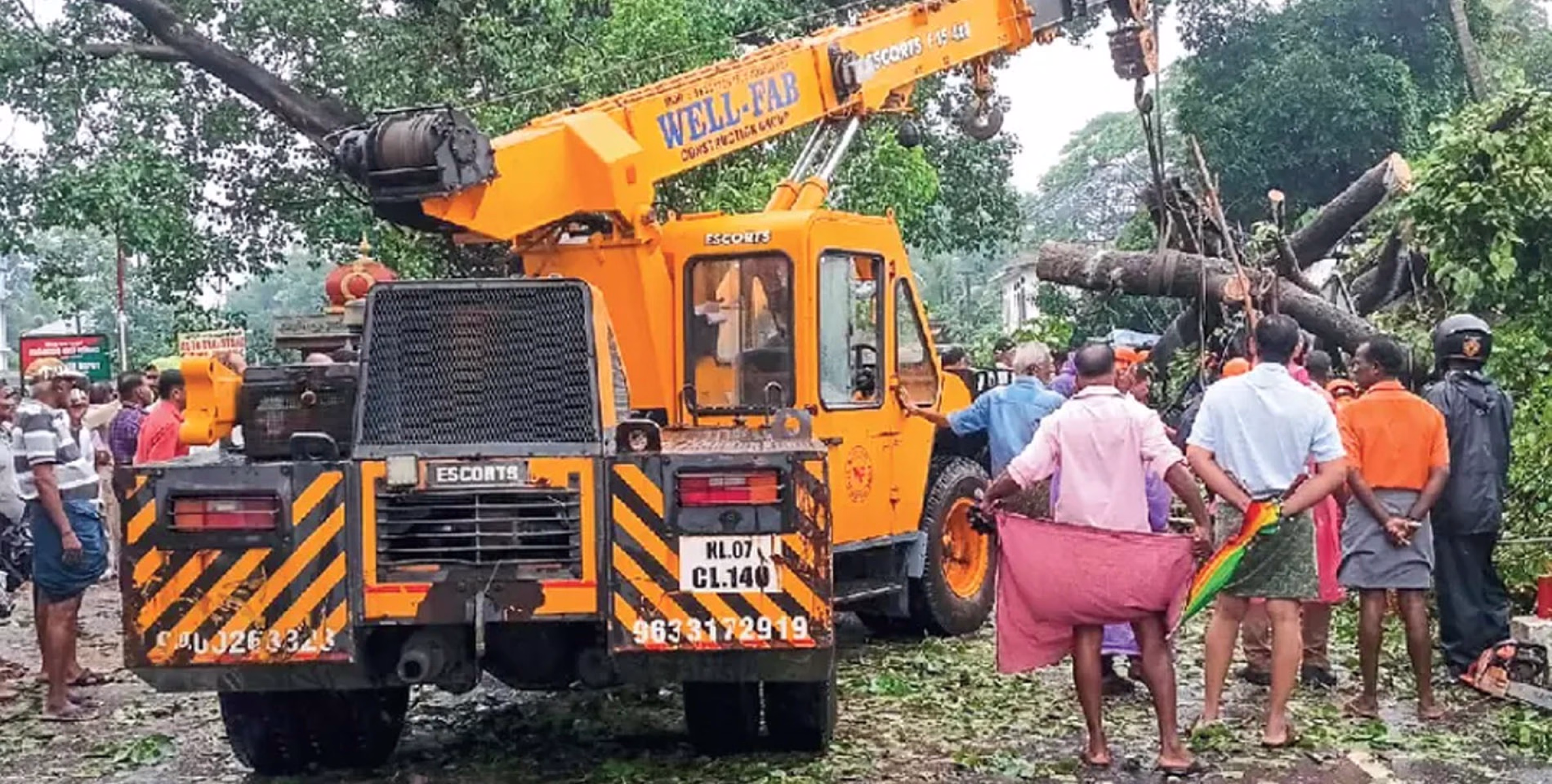 ആൽമരം പിളർന്നുവീണ് വിദ്യാർഥിനിക്കും അധ്യാപികയ്‌ക്കും പരിക്ക്   