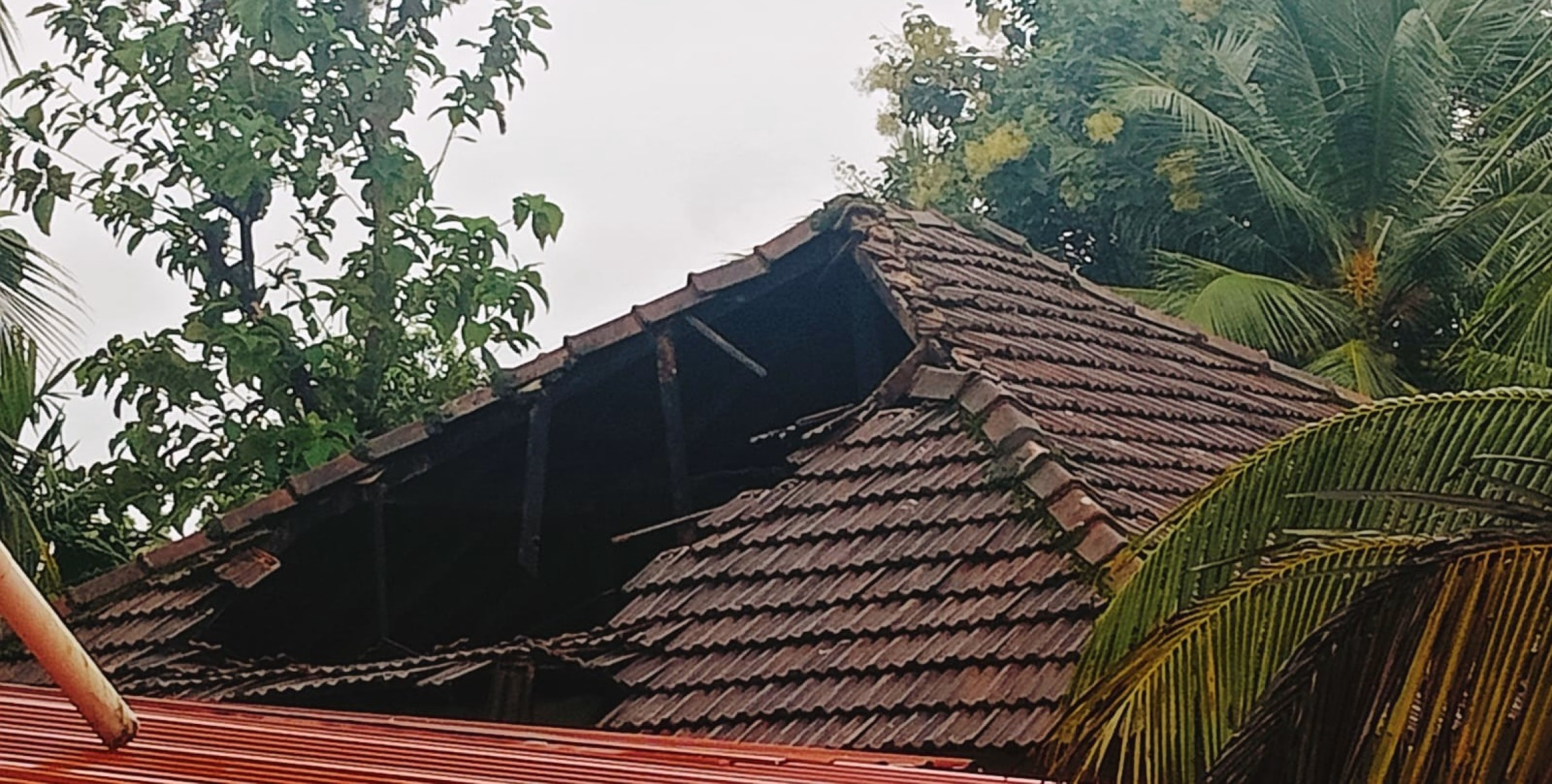 കനത്ത മഴയിൽ വീടിന്റെ മേൽക്കൂര തകർന്നു വീണു 
