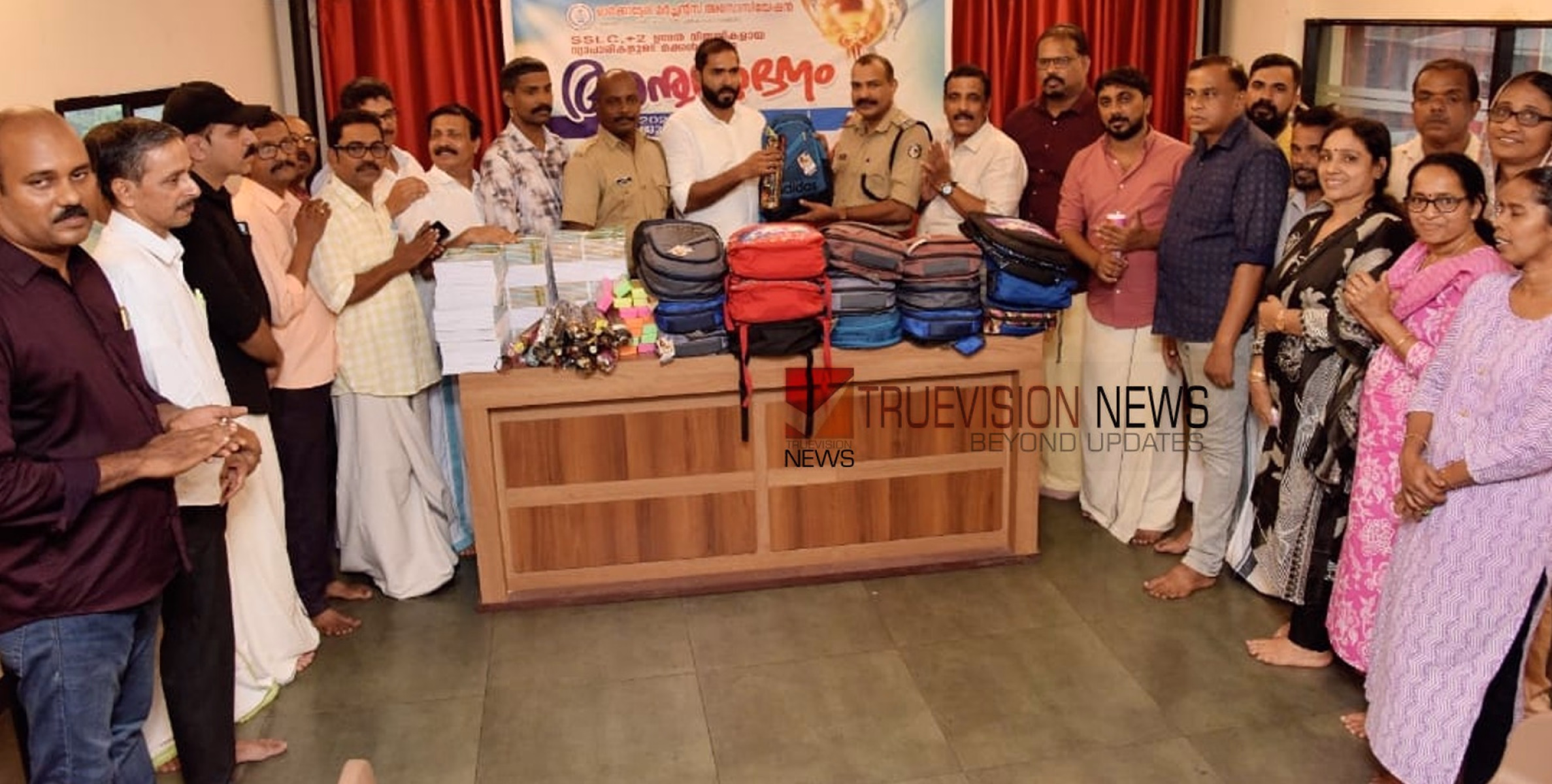 പഠനോപകരണം കൈമാറി; ഓർക്കാട്ടേരിയിൽ ശ്രദ്ധേയമായി വിദ്യാഭ്യാസ പ്രോത്സാഹന പദ്ധതി 