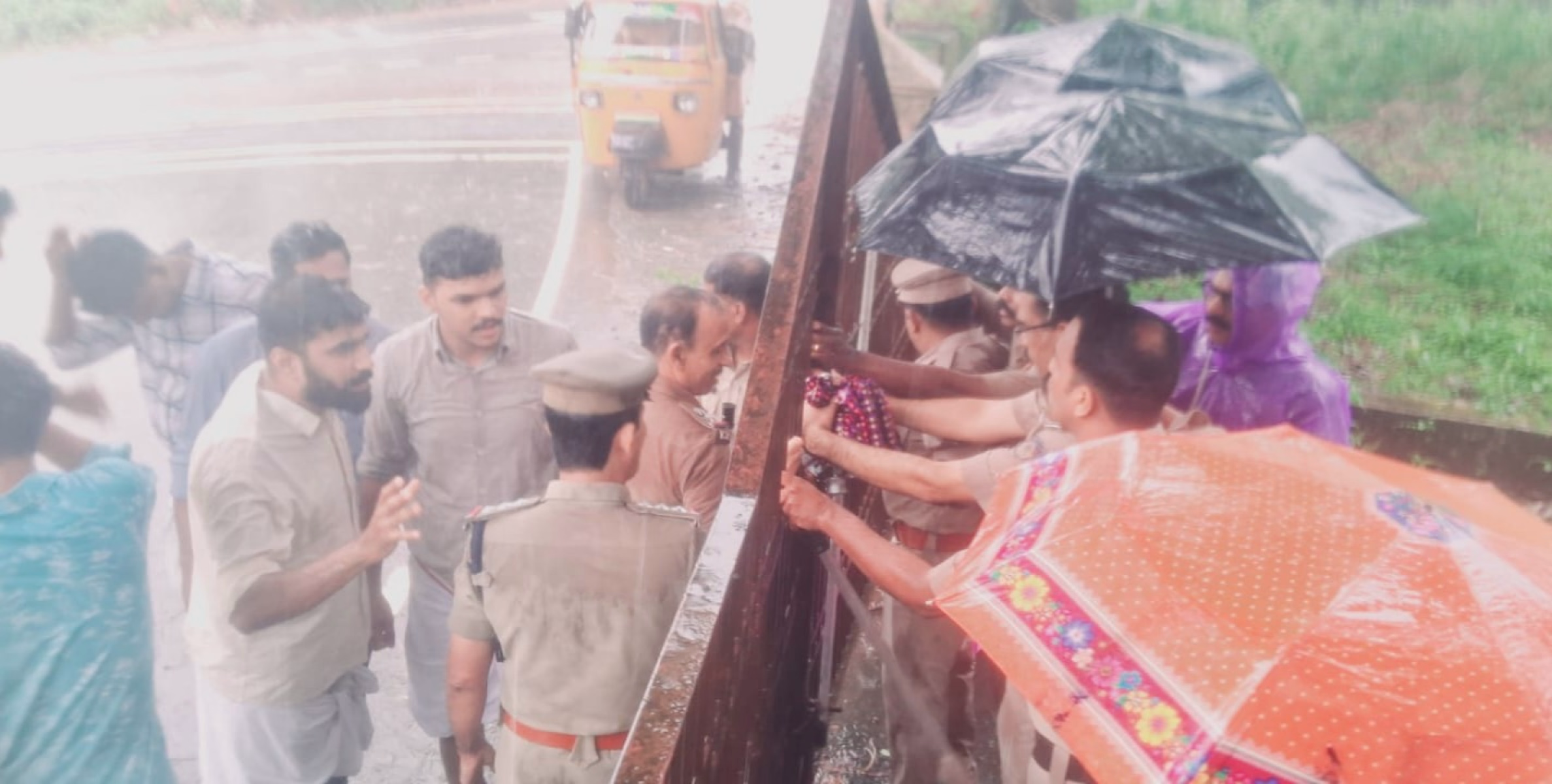 താവം മേൽപ്പാലത്തിൽ കുഴിയടക്കാത്തതിൽ പ്രതിഷേധിച്ച് കൊണ്ഗ്രെസ്സ് പ്രവർത്തകർ പിഡബ്ല്യുഡി ഓഫീസിലേക്ക് മാർച്ച് നടത്തി