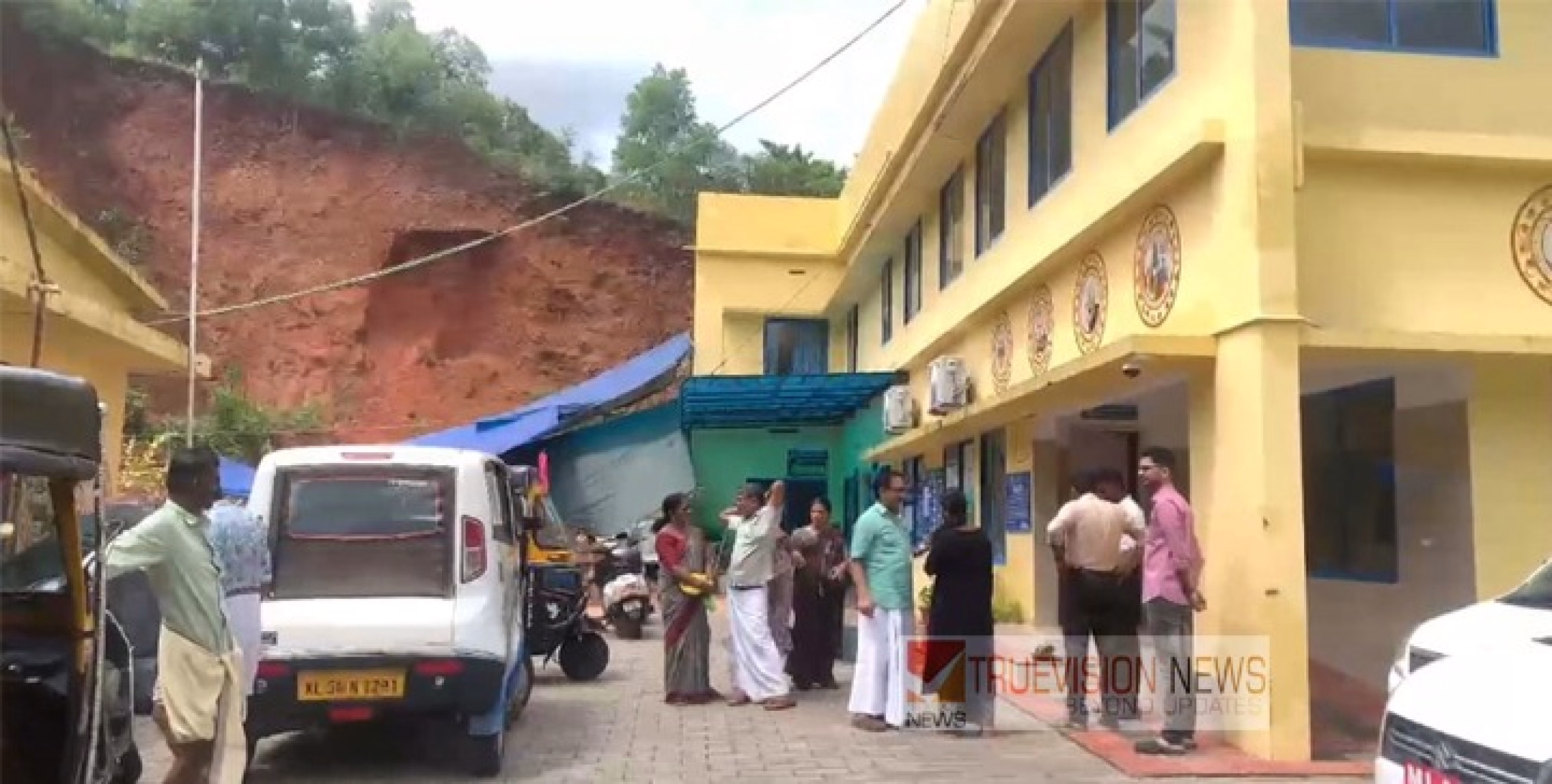 കുന്നിടിഞ്ഞ് കുന്നോത്ത്പറമ്പ് കുടുംബാരോഗ്യ കേന്ദ്രം അപകടാവസ്ഥയിൽ ; സ്ഥലം സന്ദർശിച്ച് കെ.പി മോഹനൻ എം എൽ എ 