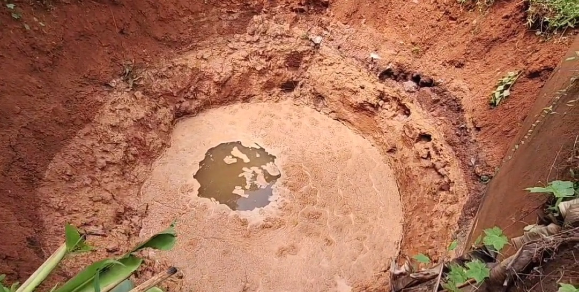 കണ്ണൂർ മലപ്പട്ടത്ത് കനത്ത മഴയിൽ കിണർ ഭൂമിക്കടിയിലേക്ക്  ഇടിഞ്ഞുതാണു