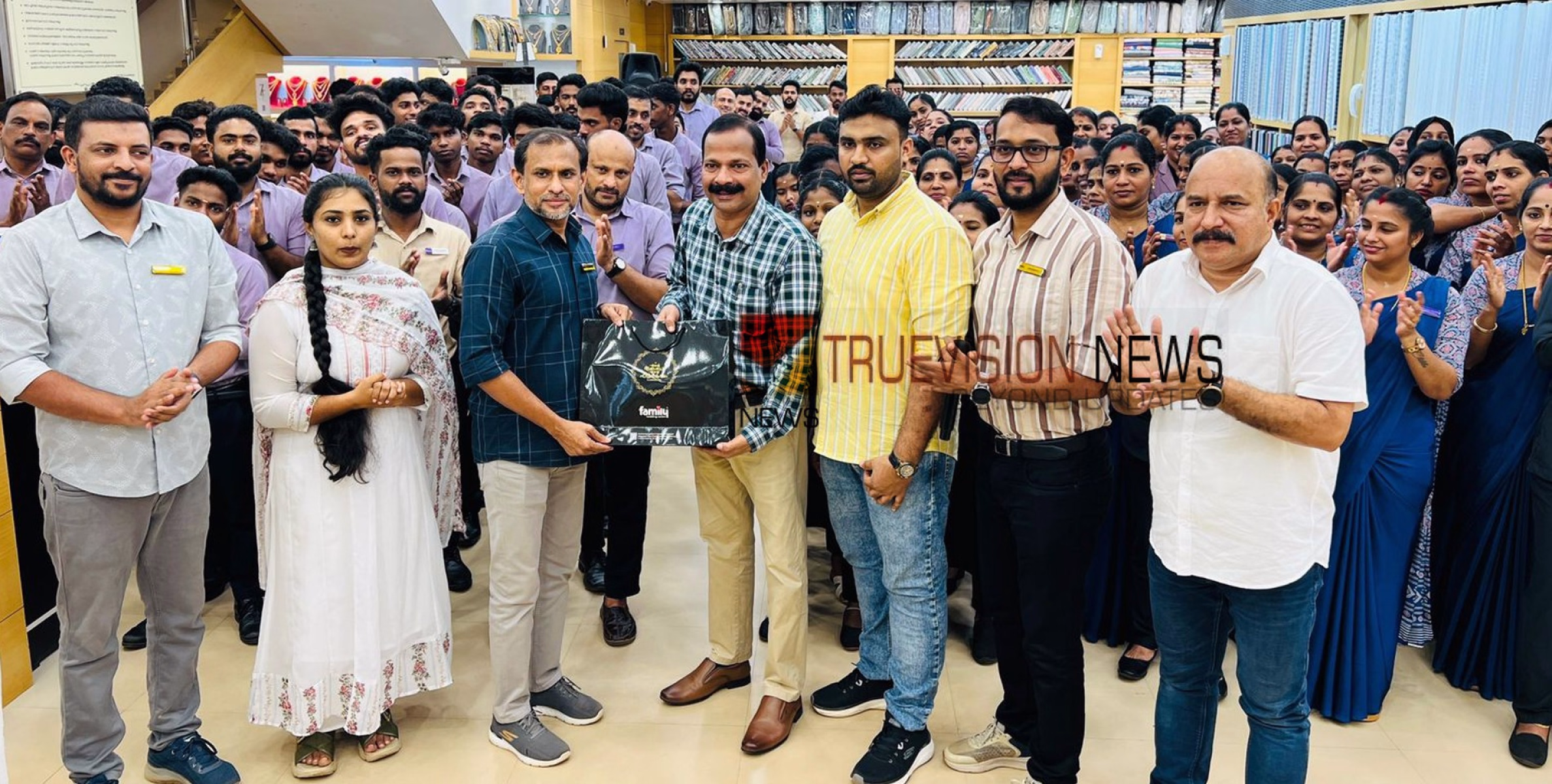 യോഗ ട്രെയിനിങ്; ഫാമിലി വെഡ്ഡിംഗ് സെന്ററിൽ ശ്രദ്ധേയമായി യോഗാ ദിനം