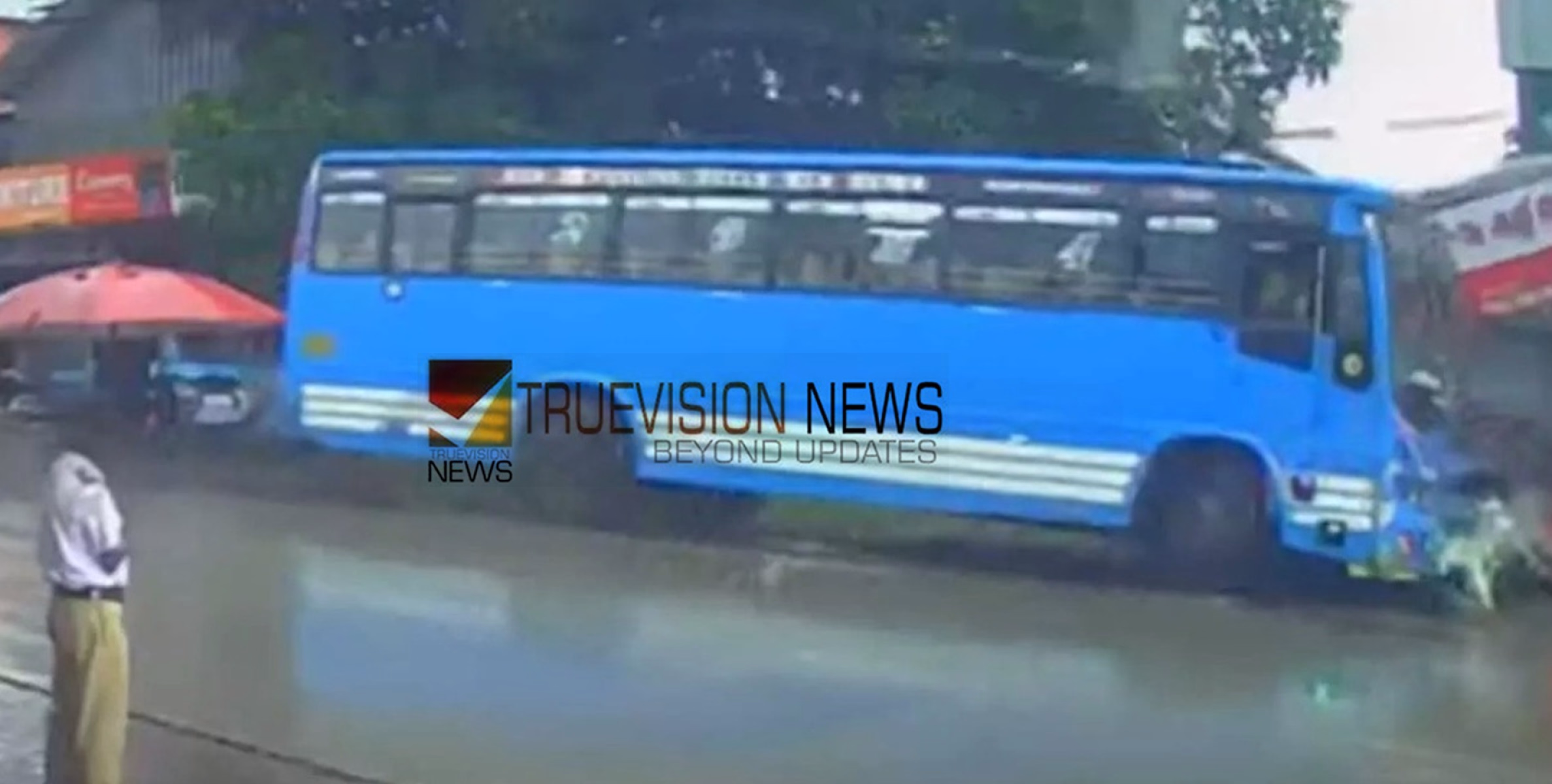 ബസ് സ്റ്റോപ്പിലേക്ക് ബസ് പാഞ്ഞു കയറി; നാല് സ്ത്രീകൾക്ക് ഗുരുതര പരിക്ക്, ബസ് ഡ്രൈവർ ഇറങ്ങി ഓടി