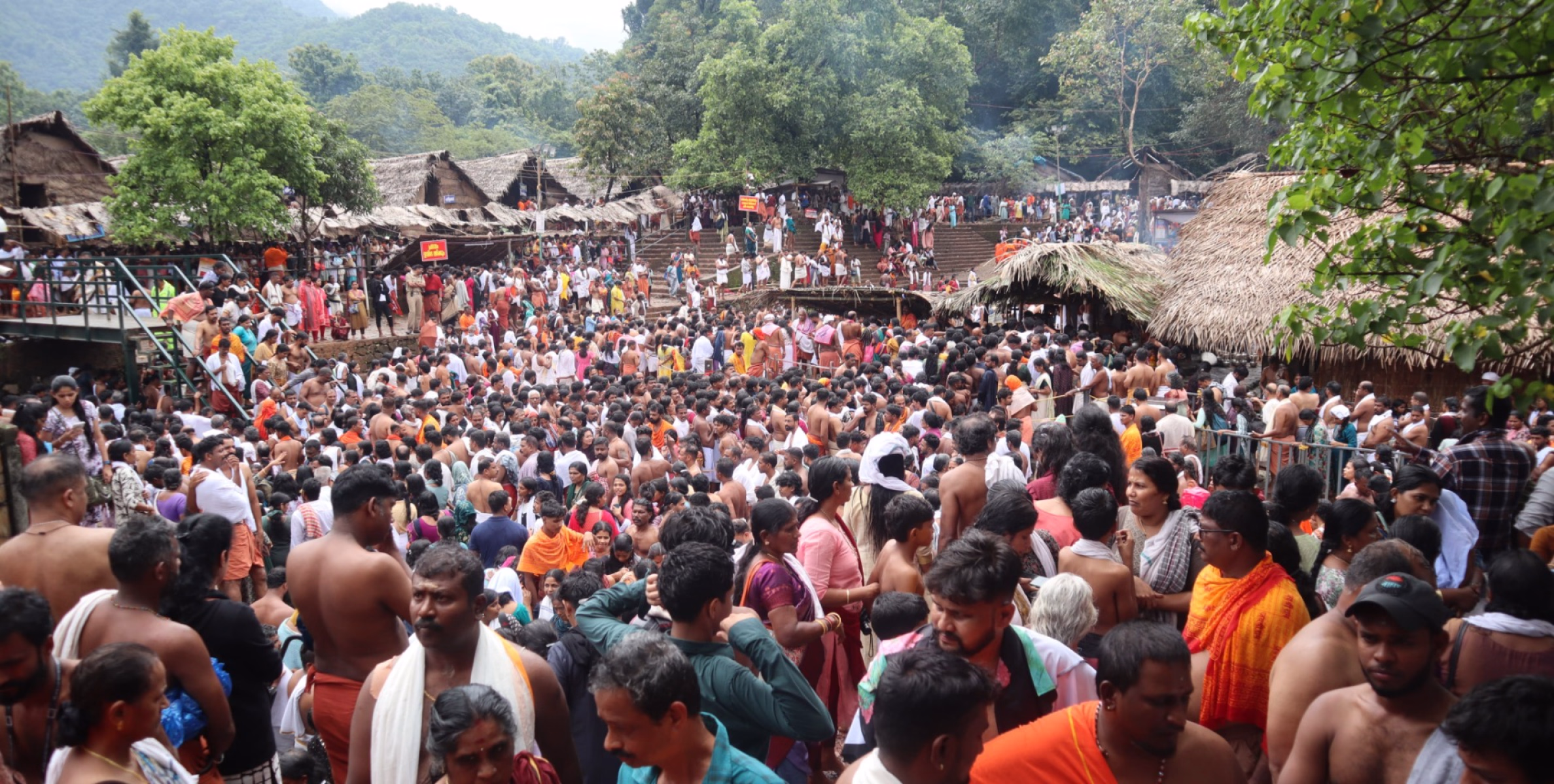 കൊട്ടിയൂരിൽ ജനസാഗരം; ഭക്തി ലഹരിയിൽ അക്കരെ സന്നിധാനം