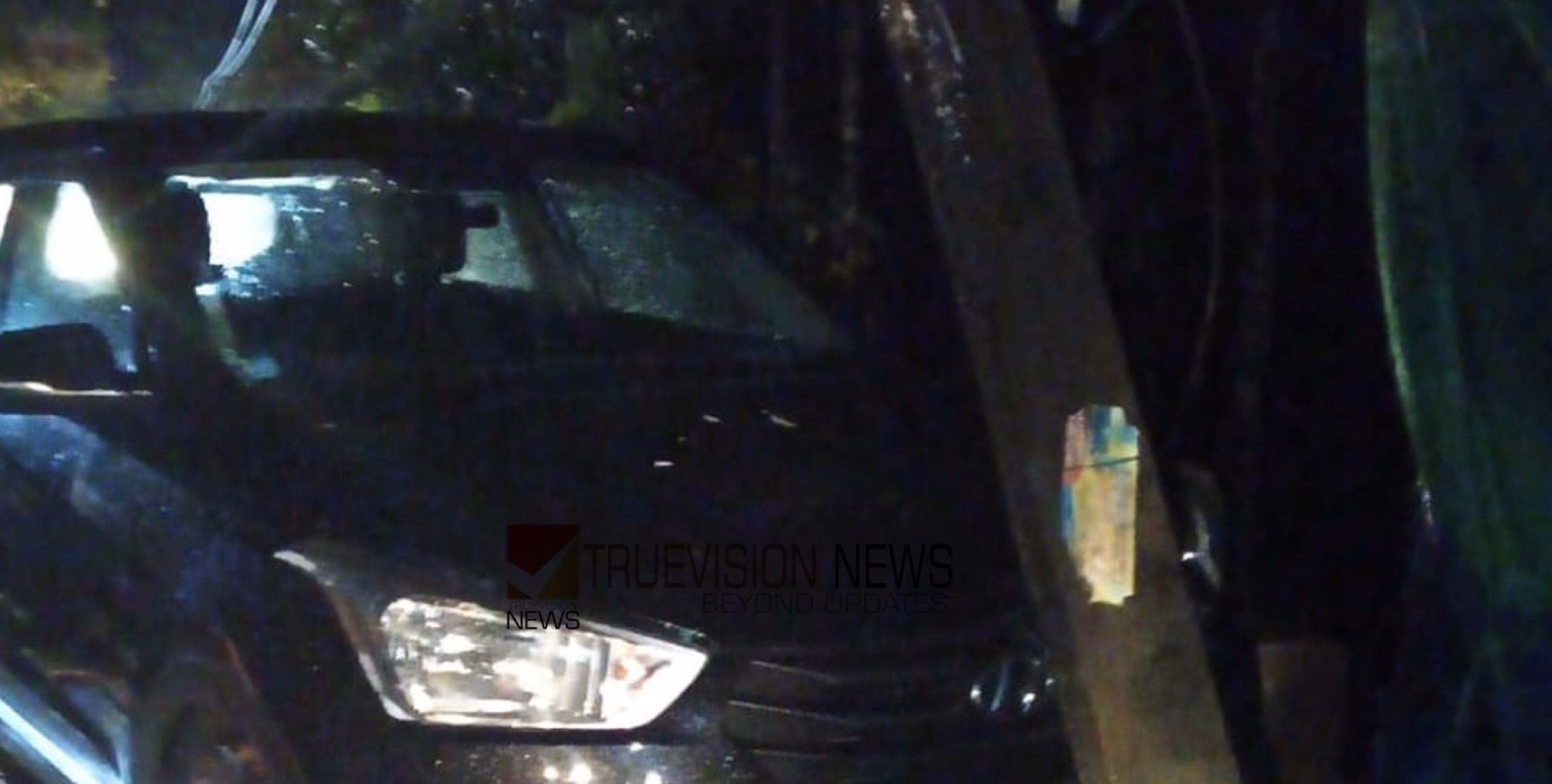 കുറ്റ്യാടി ചുരത്തിൽ അപകടം; കാർ നിയന്ത്രണം വിട്ട് ഇലക്ട്രിക് പോസ്റ്റിലേക്ക് ഇടിച്ചു കയറി  