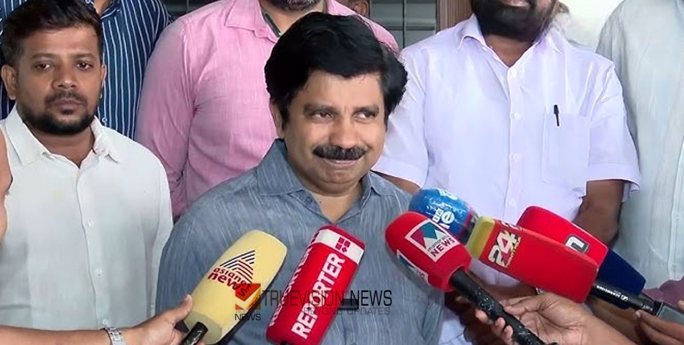 'വെയിലത്ത് പൊള്ളിയും മഴയിൽ നനഞ്ഞും നിങ്ങൾ തെരുവിലുണ്ടായിരുന്നു; ഇത് എന്റെയും നിങ്ങളുടെയും ഈ നാടിന്റെയും സന്തോഷം' - ആര്യാടൻ ഷൗക്കത്ത്