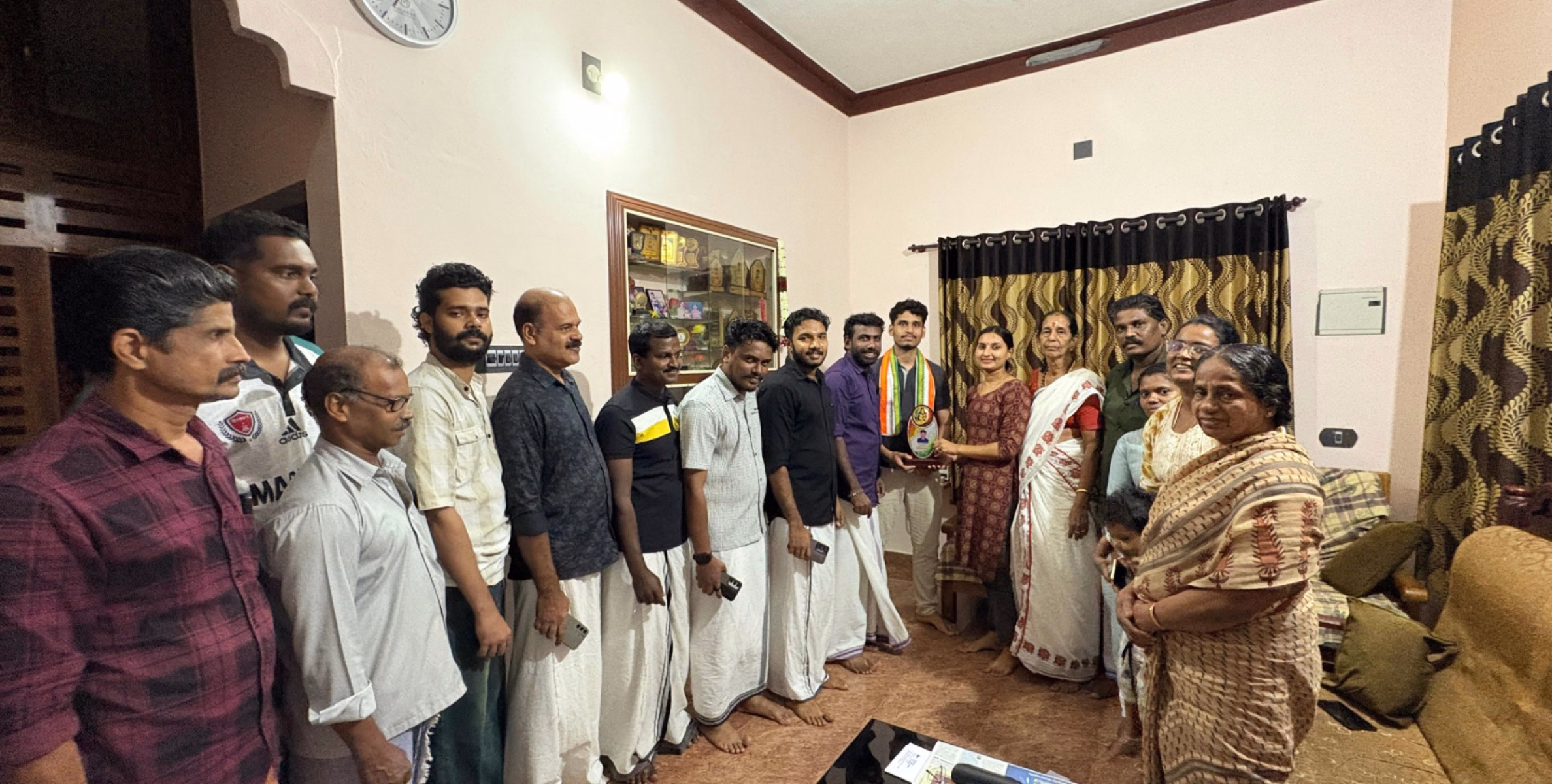 നീറ്റ് പരീക്ഷയിൽ മിന്നും വിജയം കാഴ്ച വെച്ച അനുജിത്തിനെ ഇന്ത്യൻ യൂത്ത് കോൺഗ്രസ് പരിയാരം മണ്ഡലം കമ്മിറ്റിയുടെ നേതൃത്വത്തിൽ ആദരിച്ചു 