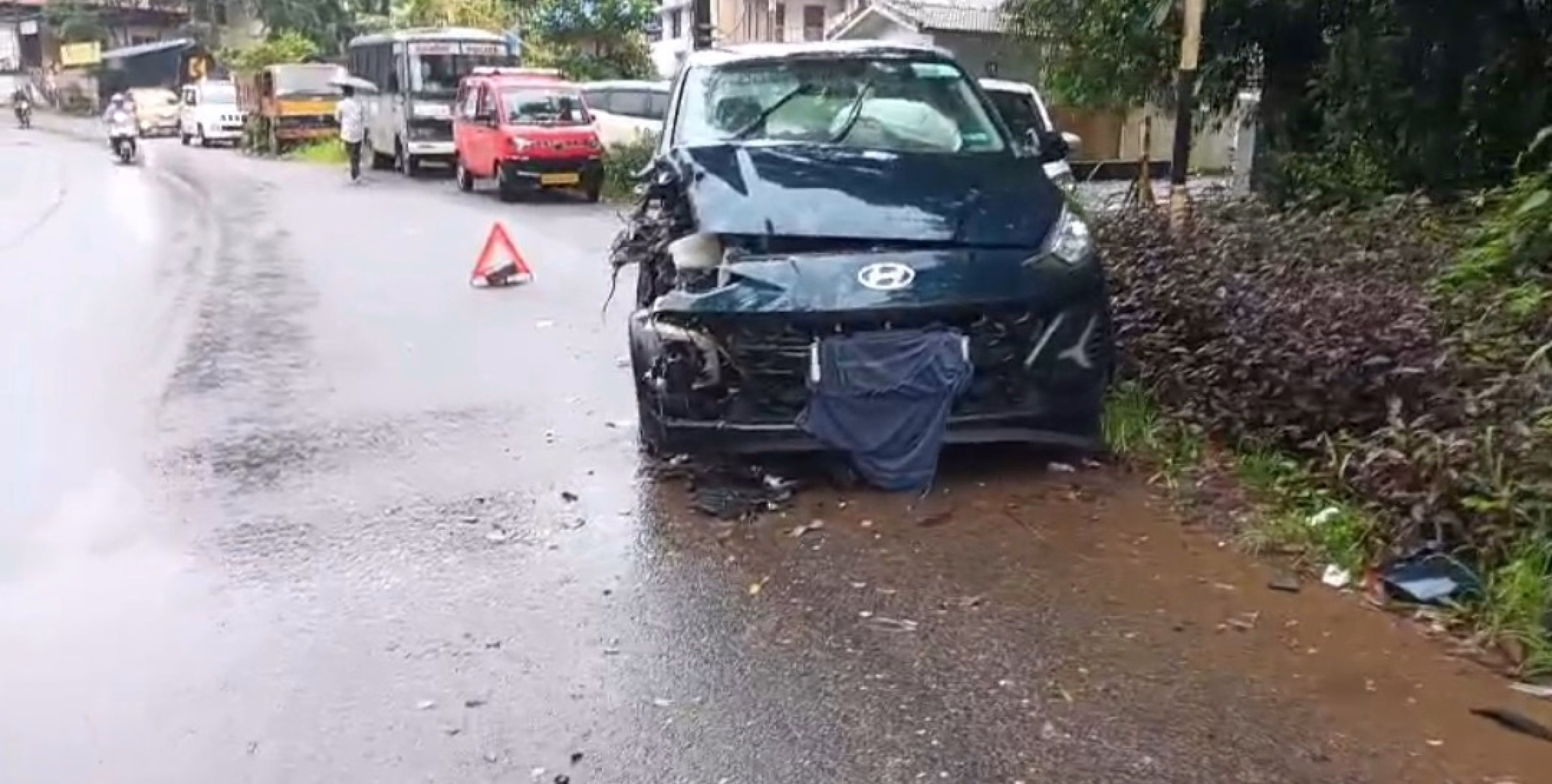ഇരിട്ടി കൂട്ടുപുഴ റോഡിൽ ഓട്ടോറിക്ഷയും കാറും കൂട്ടിയിടിച്ച് അപകടം