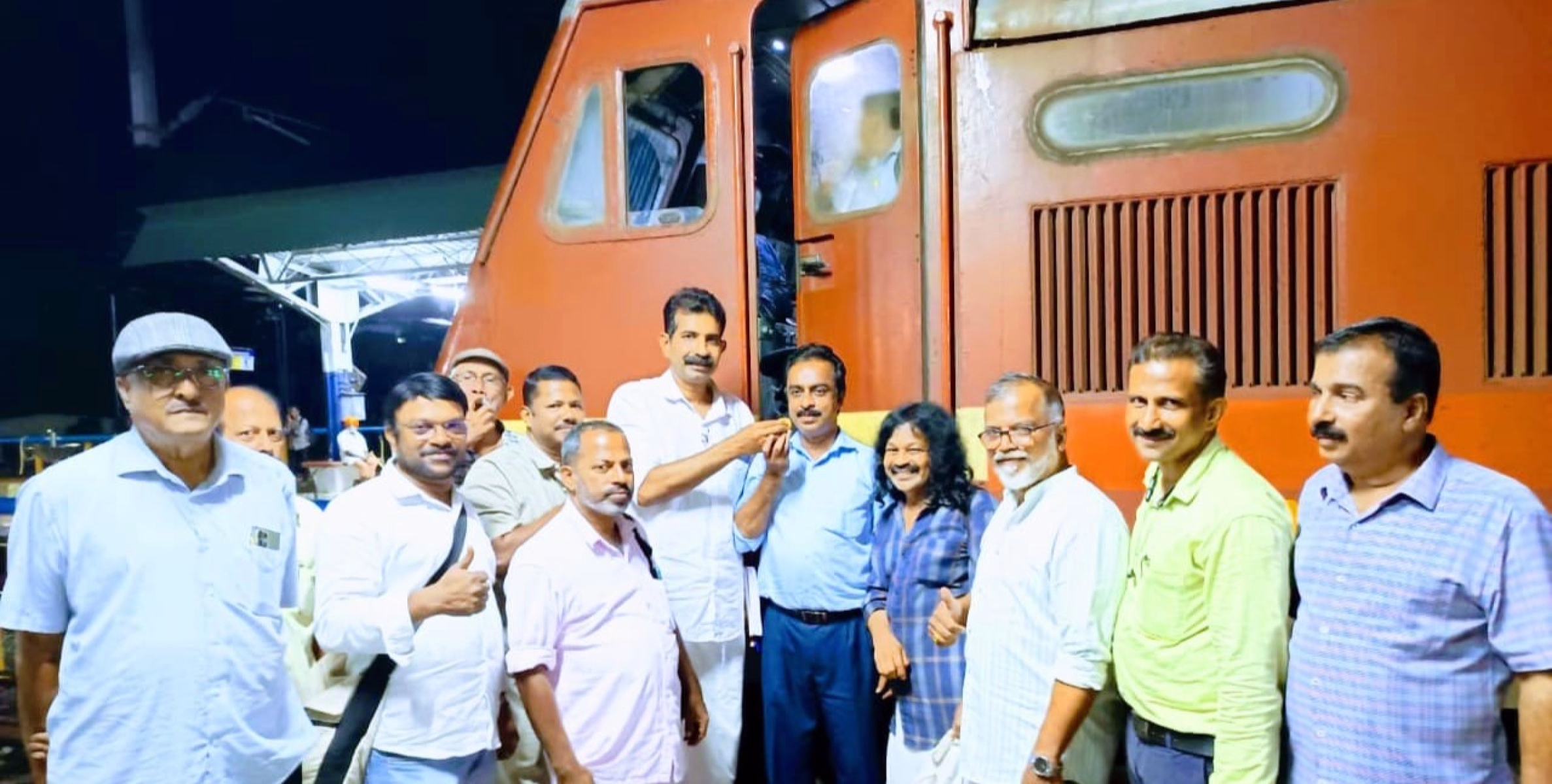 സ്പെഷൽ ട്രെയിനിന് സ്വീകരണം നൽകി യാത്രക്കാർ.
