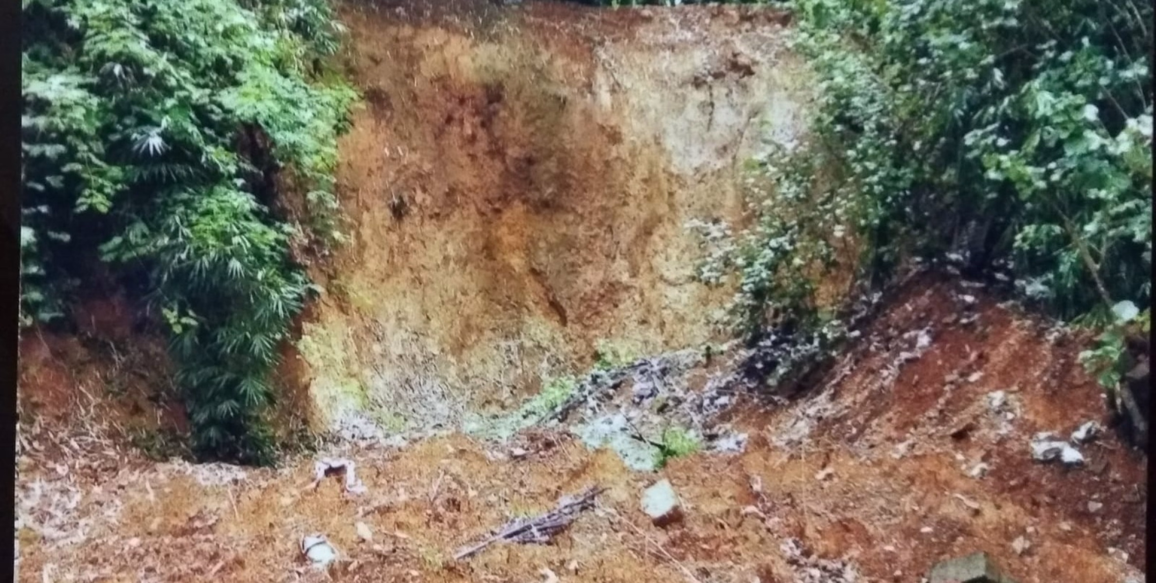 ഇരിട്ടി, പട്ടാരം വിമലഗിരി ധ്യാനകേന്ദ്രത്തിന്റെ സമീപമുള്ള പുഴയരിക്ക് ഇടിഞ്ഞു : റോഡ് അപകടാവസ്ഥയിൽ