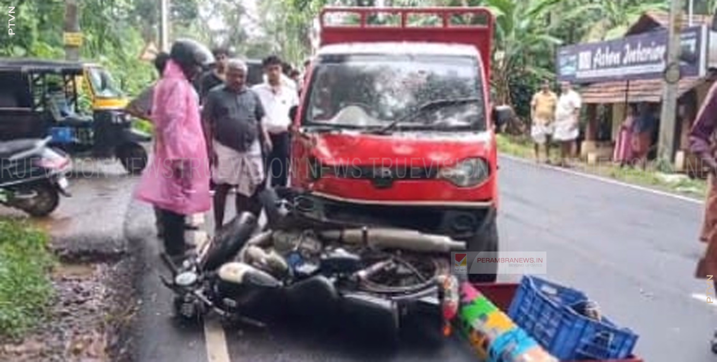 ഗുഡ്സ് ഓട്ടോ ഇടിച്ചത് മൂന്ന് കാറുകളെയും ഒരു ബൈക്കിനെയും