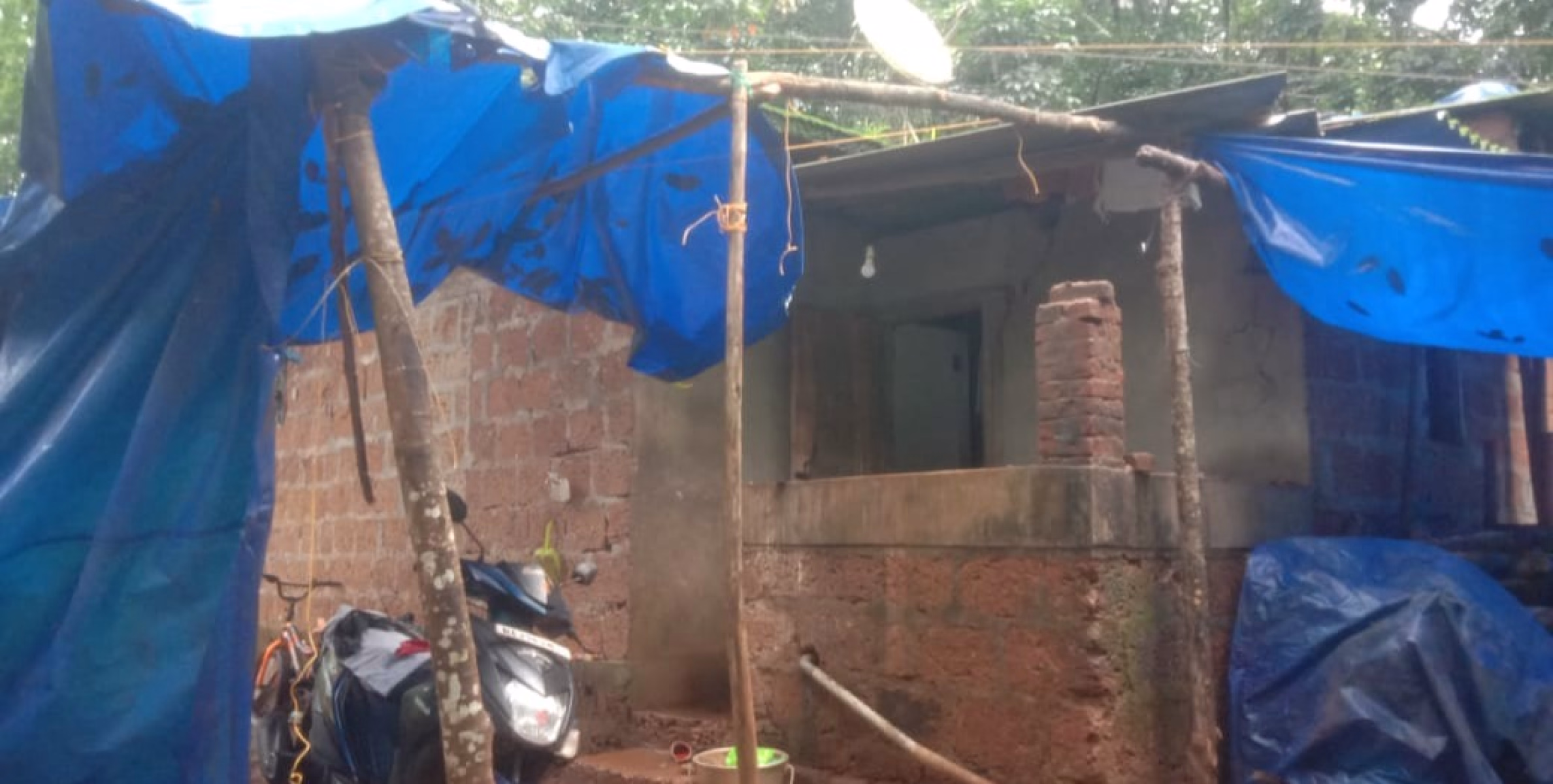 ആറളം പുനരധിവാസ മേഖലയിൽ കാട്ടാനകൾ വീടിന് നേരെയുള്ള ആക്രമണം തുടരുന്നു ; നാലുമാസത്തിനുള്ളിൽ പൊളിച്ചത് 17 ൽ അധികം ഷെഡുകൾ