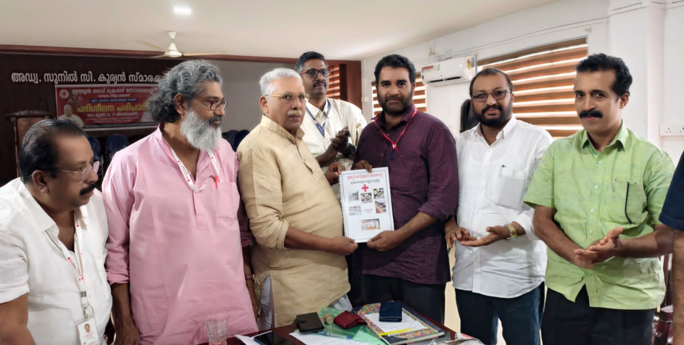 പ്രവർത്തന സുവനീർ ഇന്ത്യൻ റെഡ് ക്രോസ് സംസ്ഥാന ചെയർമാൻ അഡ്വ. കെ രാധാകൃഷ്ണൻ പ്രകാശനം ചെയ്തു 