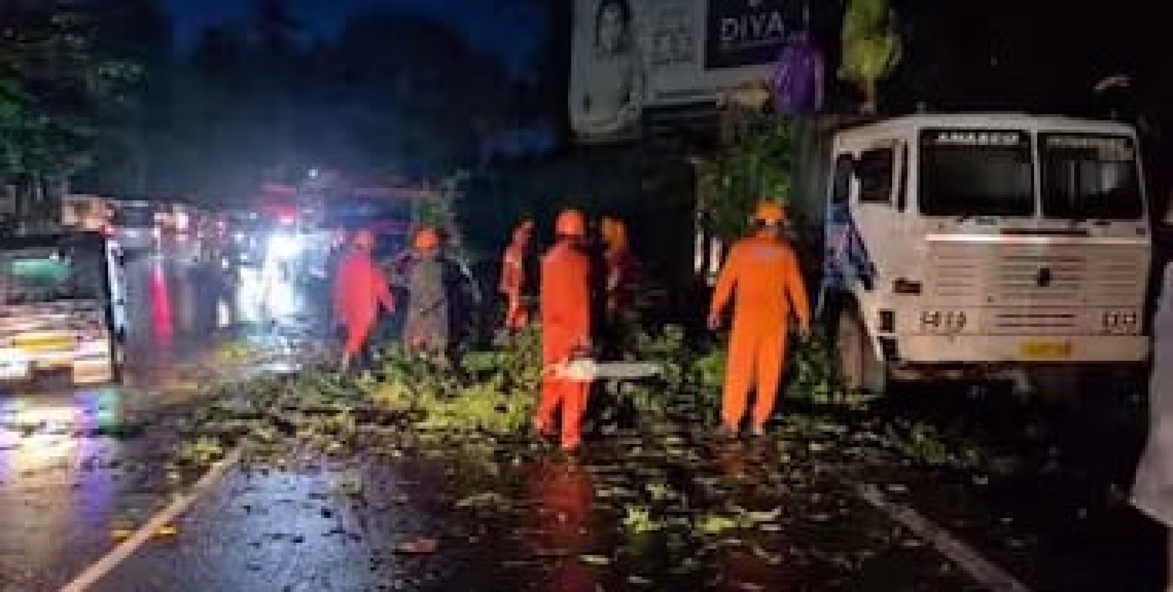 ടിപ്പര്‍ ലോറിക്ക് മുകളില്‍ ഭീമന്‍ ആല്‍മരം കടപുഴകി വീണു; കെഎസ്ഇബിക്ക് ഒരു ലക്ഷം രൂപയുടെ നാശനഷ്ടം.