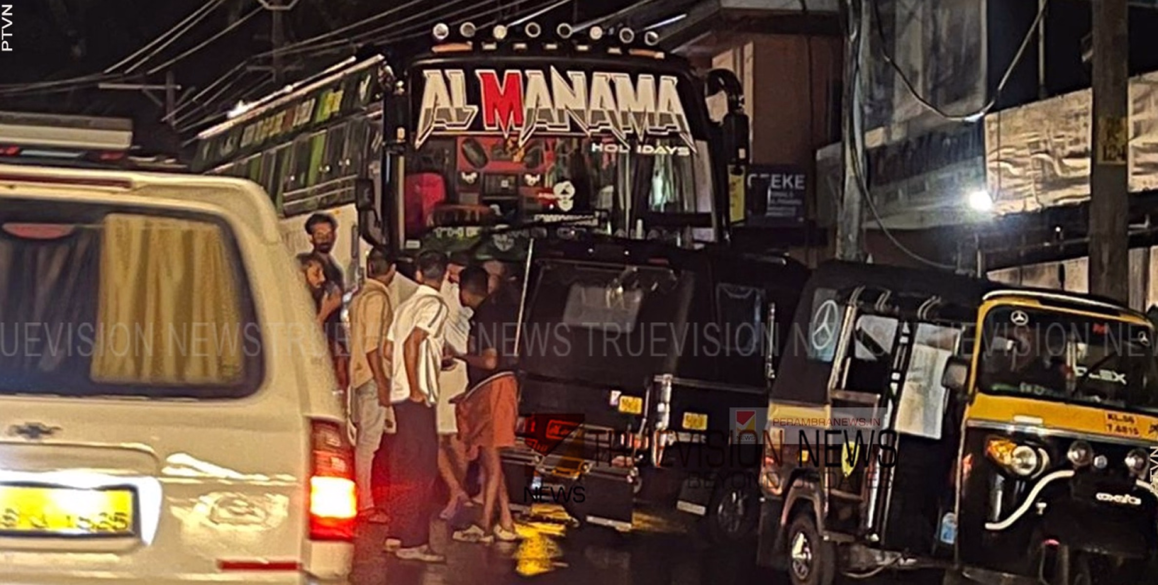 സൂക്ഷിച്ചോ..... 'കണ്ണൊന്ന് തെറ്റി'; കോഴിക്കോട് നടവണ്ണൂരിൽ  ടൂറിസ്റ്റ് ബസ് കടത്തികൊണ്ട് പോകാന്‍ ശ്രമം,  പിന്തുടര്‍ന്ന് പിടികൂടി നാട്ടുകാർ