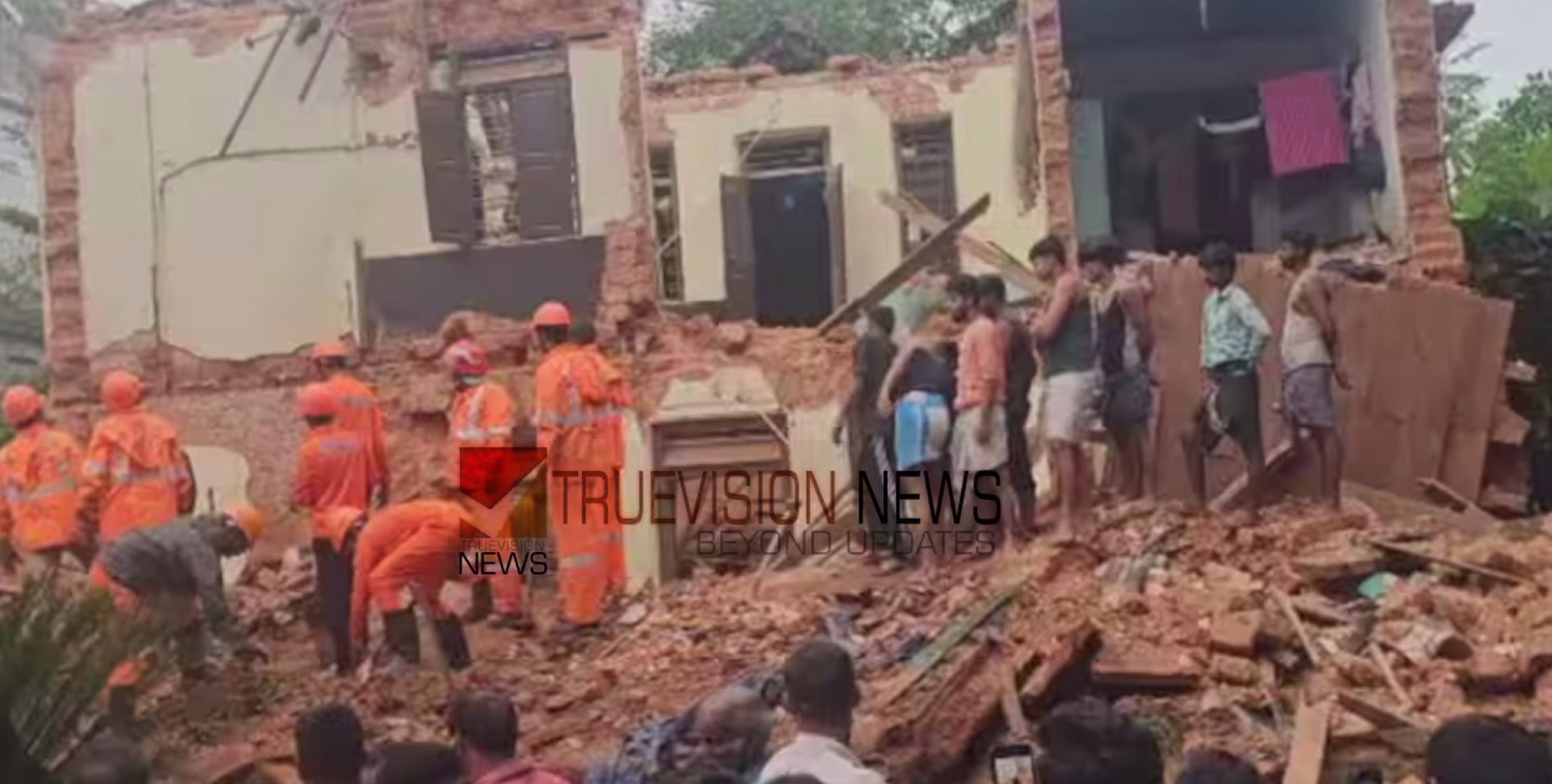 ദാരുണം ...; കൊടകരയില്‍ പഴയകെട്ടിടം ഇടിഞ്ഞുവീണ സംഭവം: പുറത്തെടുത്തവരിൽ ഒരാള്‍ മരിച്ചു