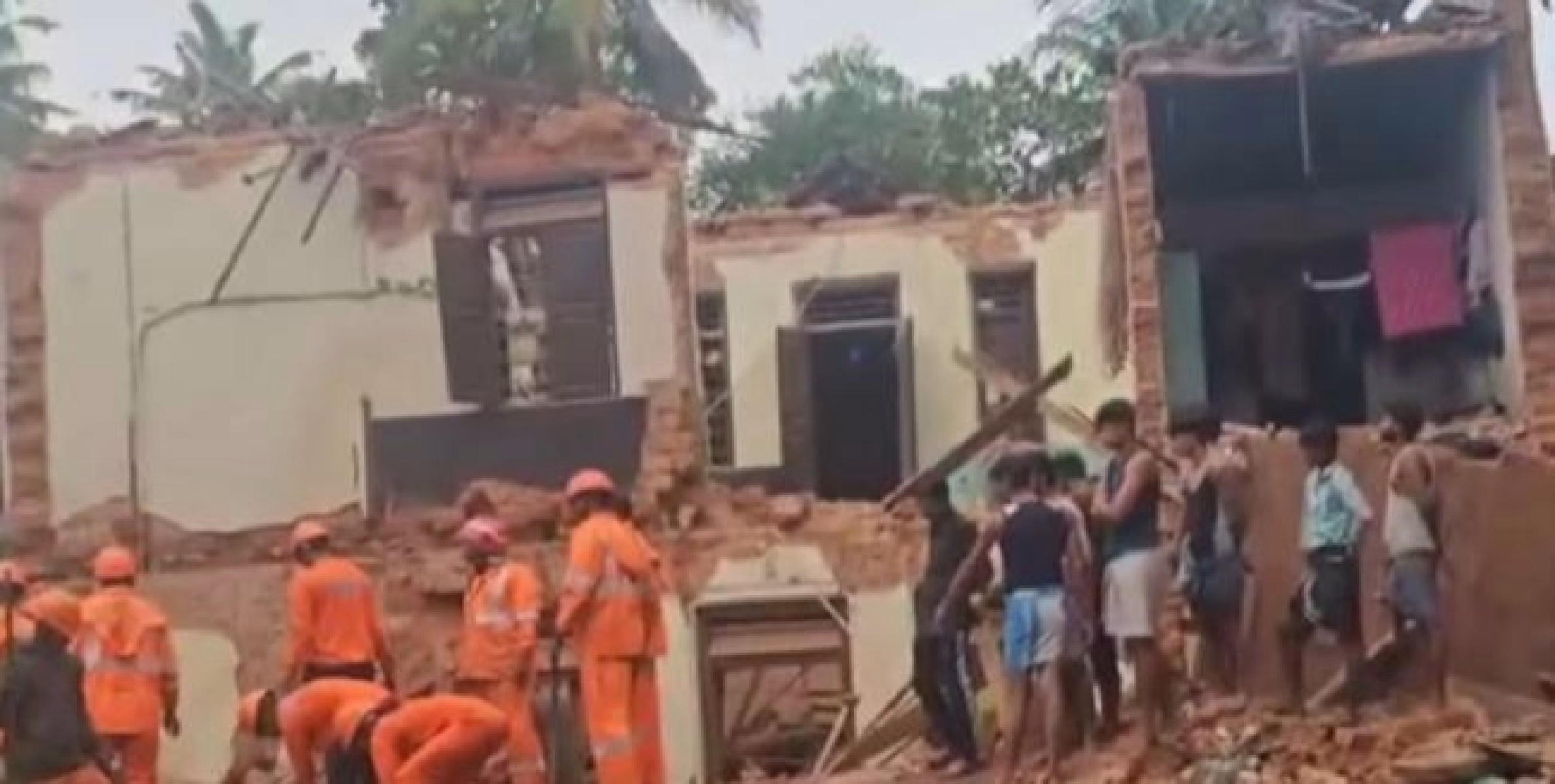 തൃശൂരിൽ ഇരുനില കെട്ടിടം ഇടിഞ്ഞു വീണു; 3 ഇതര സംസ്ഥാന തൊഴിലാളികൾ മരിച്ചു