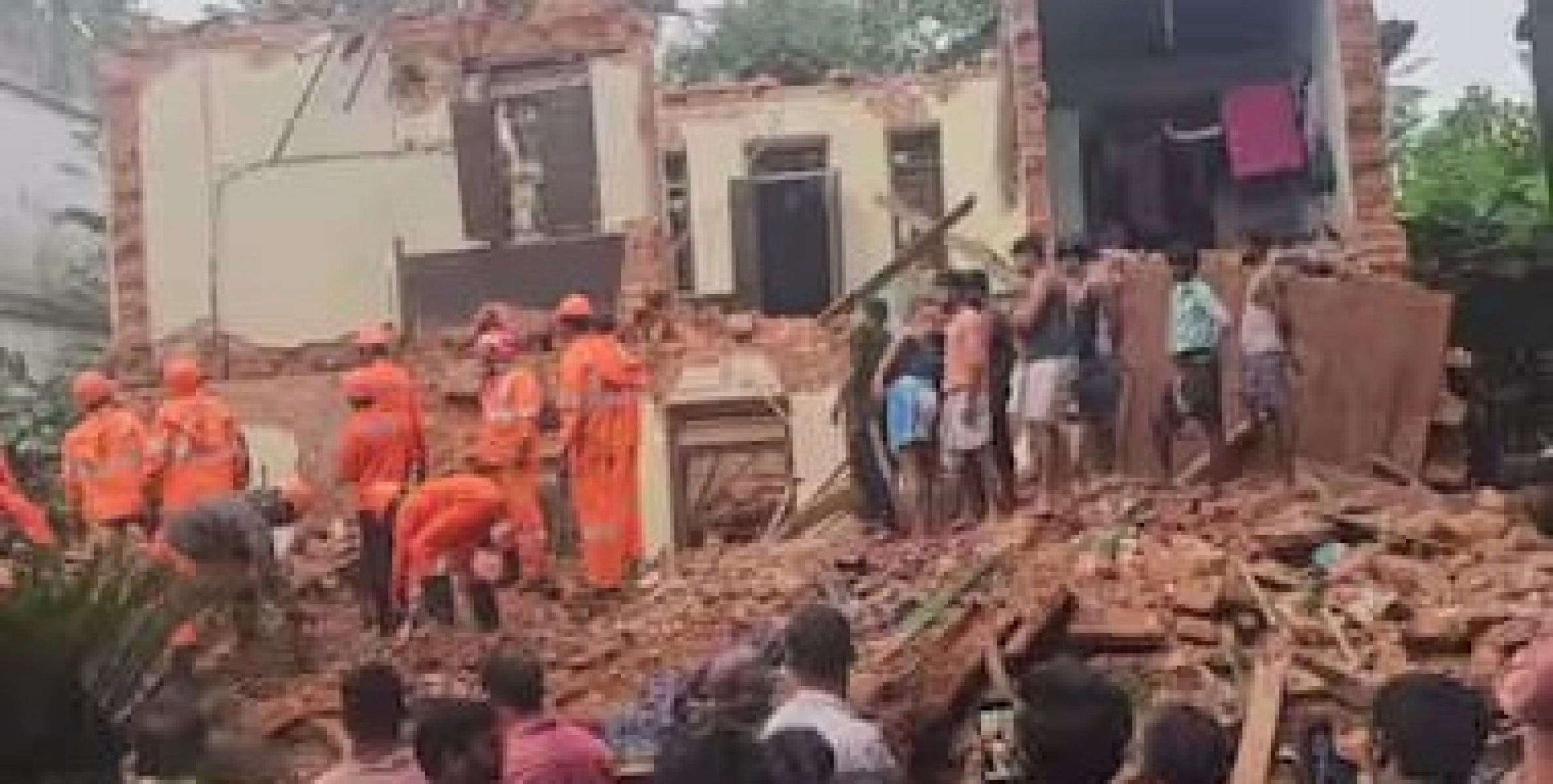 തൃശൂരിൽ ഇരുനില കെട്ടിടം ഇടിഞ്ഞുവീണ് മൂന്ന് മരണം; കെട്ടിടത്തിന്റെ അവശിഷ്ടങ്ങള്‍ക്കിടയില്‍ കുടുങ്ങിയ മൃതദേഹങ്ങള്‍ പുറത്തെടുത്തു.