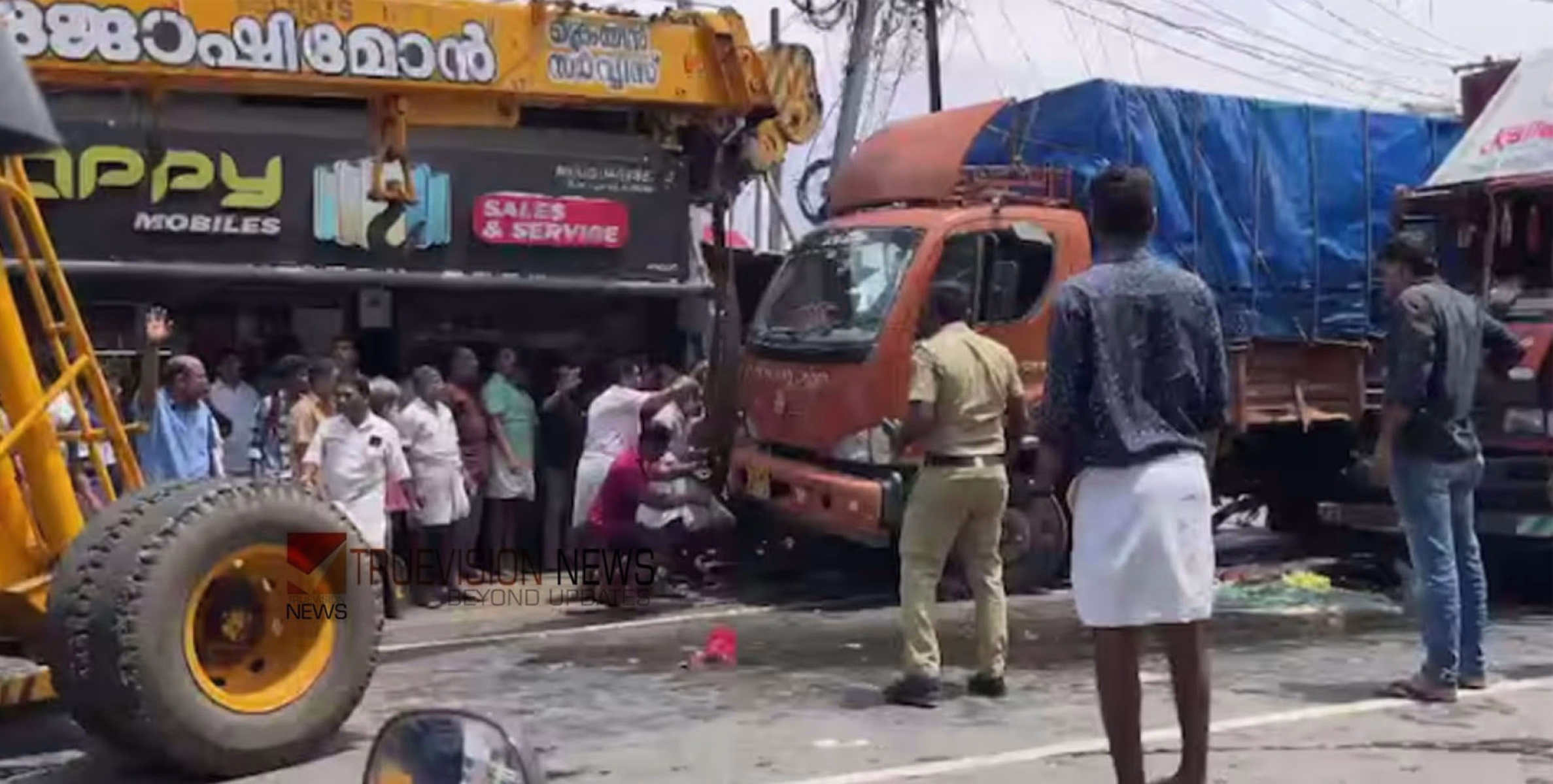 ലോറികള്‍ കൂട്ടിയിടിച്ച് വഴിയാത്രക്കാരിയായ യുവതി മരിച്ചു