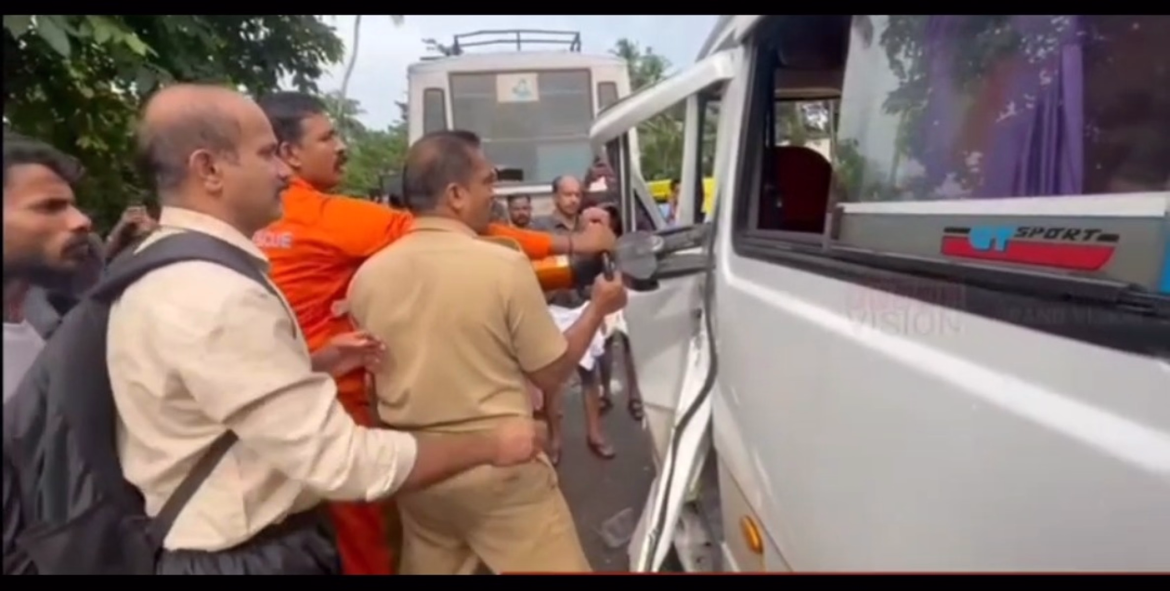 ഇരിട്ടി പെരുവംപറമ്പിൽ ട്രാവലർ അപകടത്തിൽ പെട്ടു