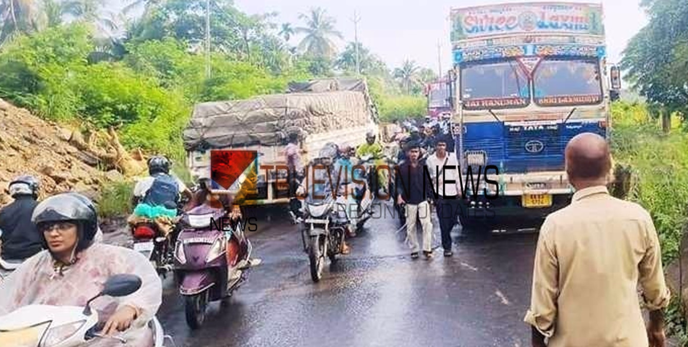 ഗതാഗതം താറുമാറായി; ദേശീയപാതയില്‍ ചരക്കുലോറികള്‍ വഴിയില്‍ കുടുങ്ങി, യാത്രക്കാർ ബുദ്ധിമുട്ടിൽ    