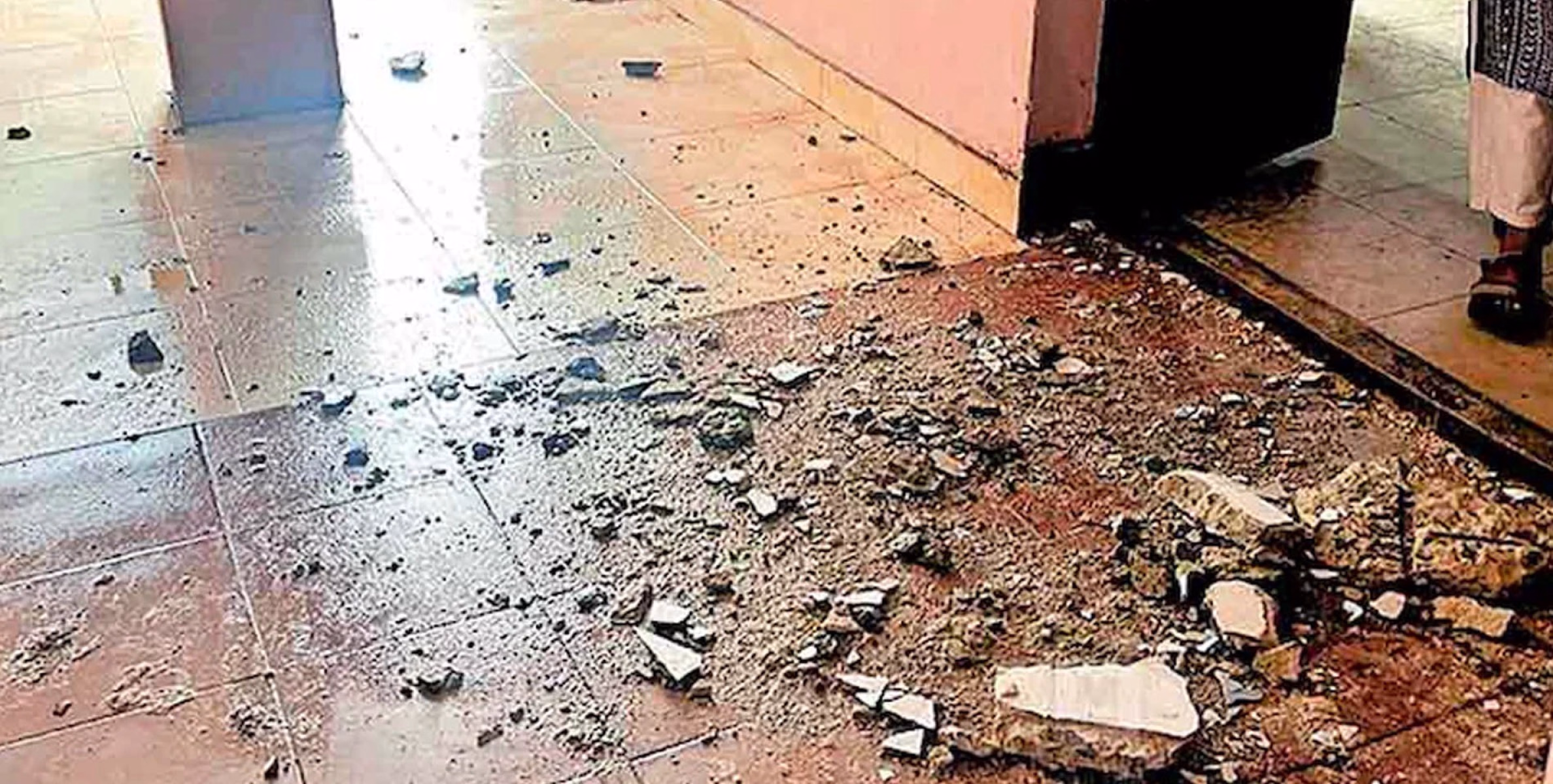 ചൂർണിക്കര പഞ്ചായത്ത് ഓഫിസിന്റെ പഴയ കെട്ടിടം തകർച്ചയിൽ 