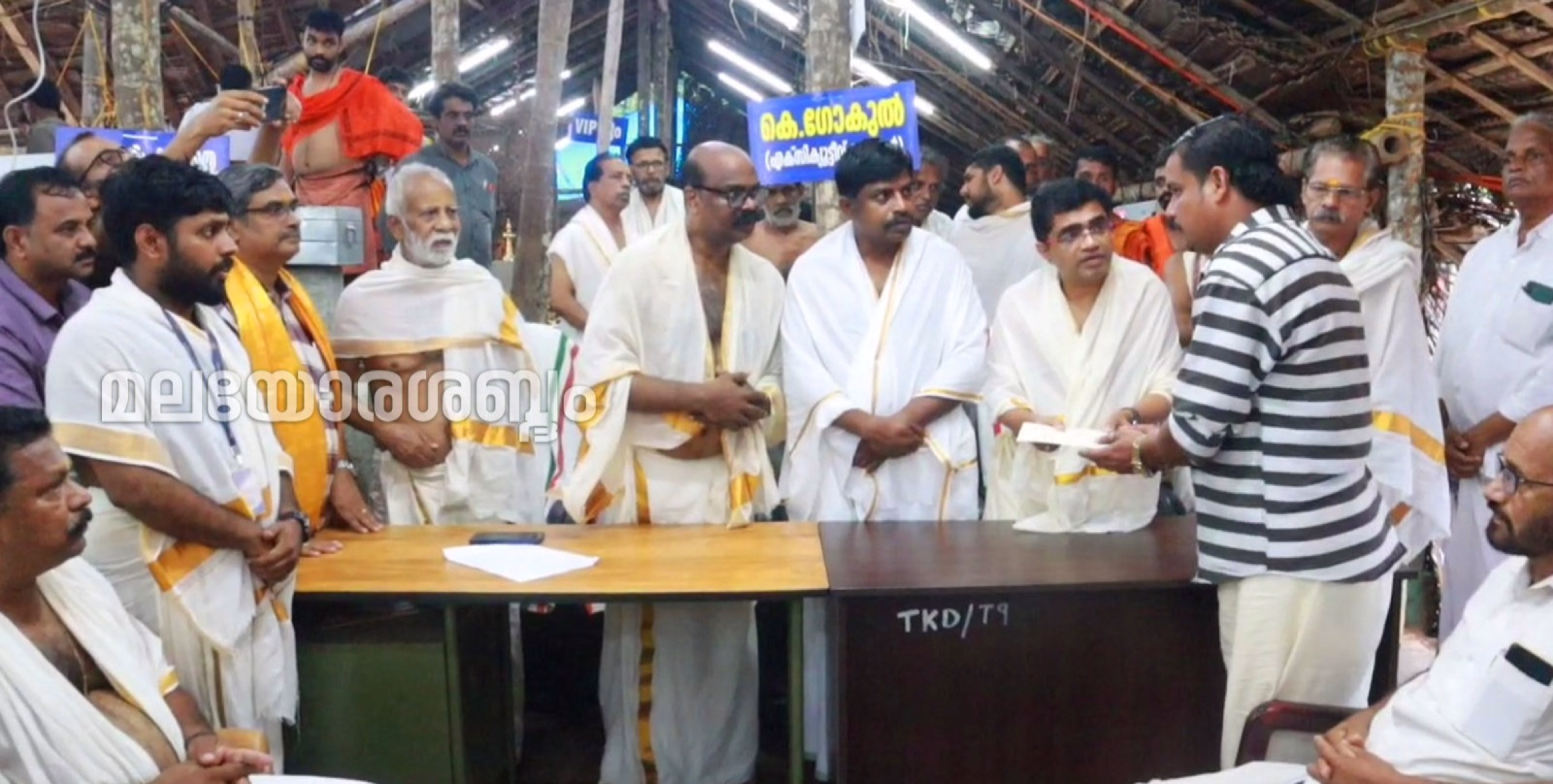 കൊട്ടിയൂരിൽ ബാവലി പുഴയിലെ ഒഴുക്കിൽപ്പെട്ട് മരണമടഞ്ഞ തീർത്ഥാടകരുടെ  ആശ്രിതർക്ക് കൊട്ടിയൂർ ദേവസ്വം ധനസഹായം നൽകി
