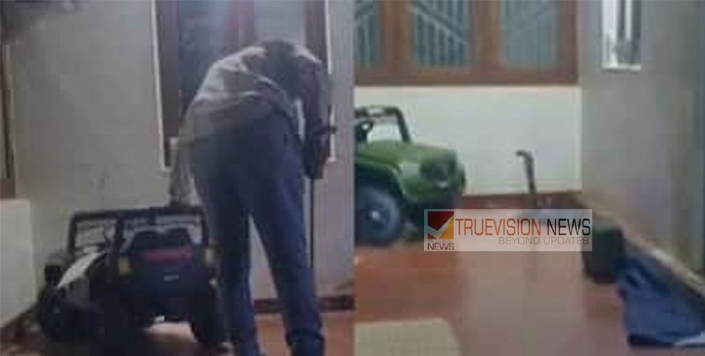 ചെറുവാഞ്ചേരിയിൽ കുഞ്ഞിൻ്റെ  കളിപ്പാട്ടത്തിനടിയിൽ  രാജവെമ്പാല ; ശ്രീജിത്തും, കുടുംബവും രക്ഷപ്പെട്ടത് തലനാരിഴക്ക് 