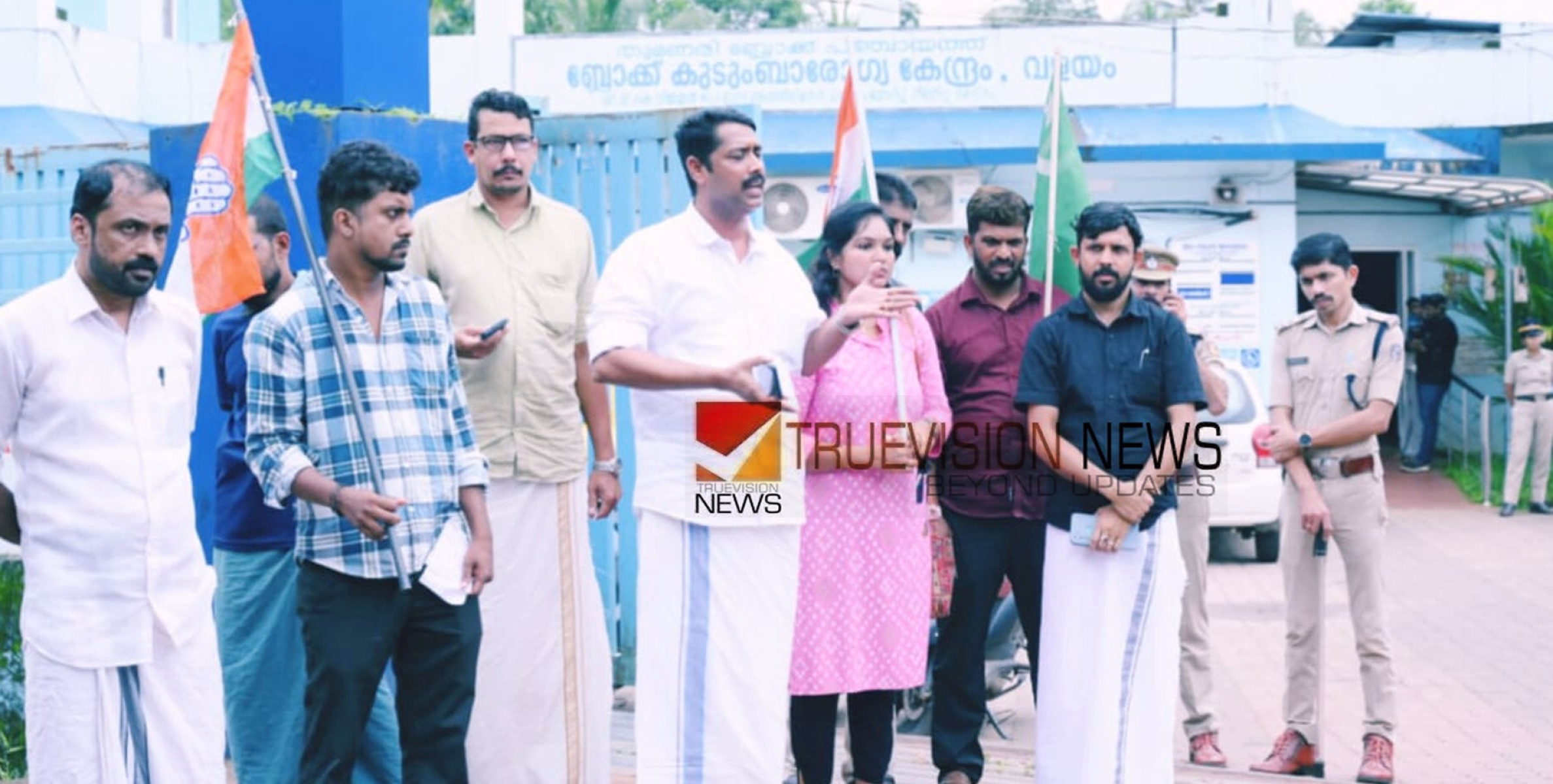 മിന്നൽ സമരം; വളയം കുടുംബാരോഗ്യ കേന്ദ്രത്തിൽ യുഡിവൈഎഫ് പ്രതിഷേധം